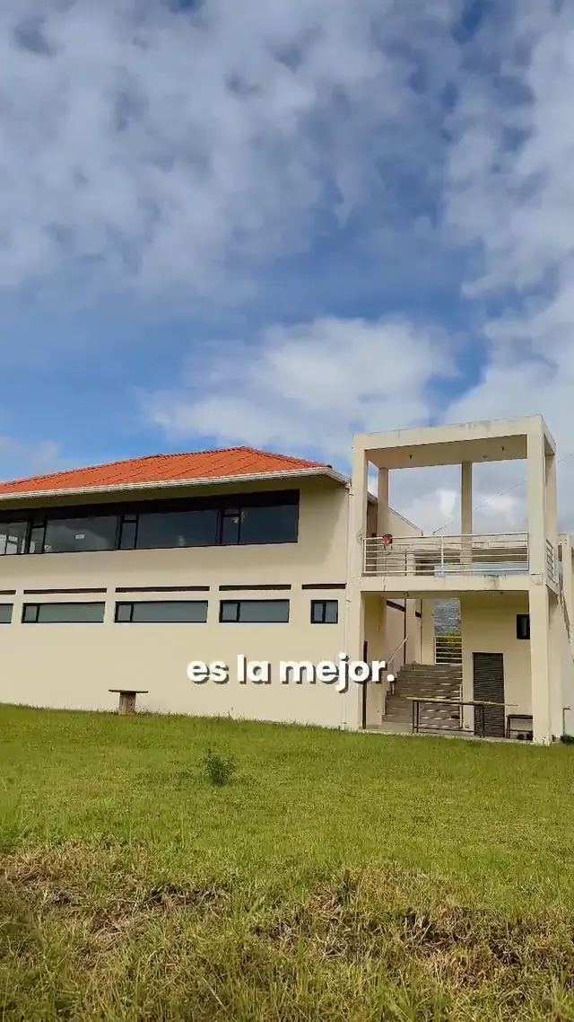 Fachada del plantel con la bandera del Ecuador