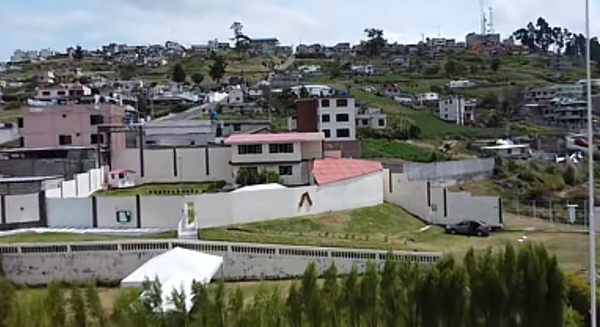 Fachada del plantel con la bandera del Ecuador