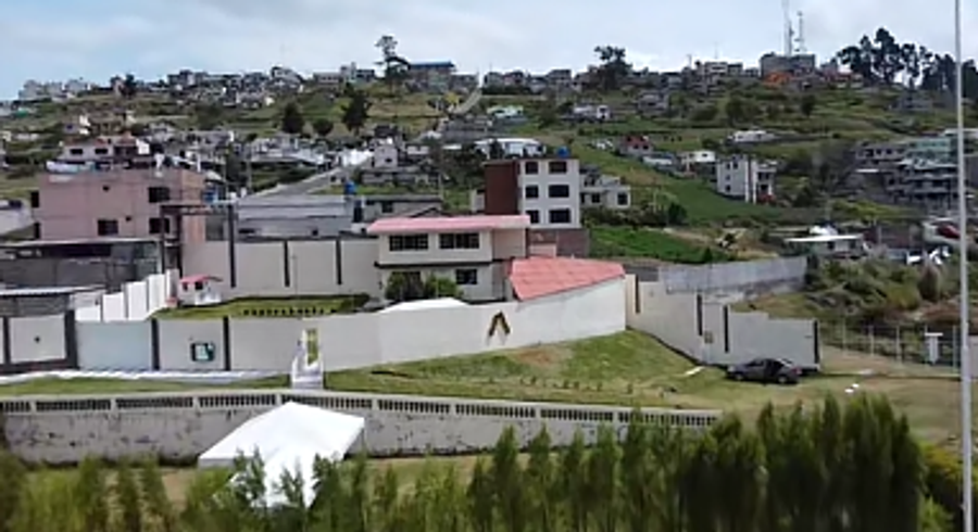 Fachada del plantel con la bandera del Ecuador