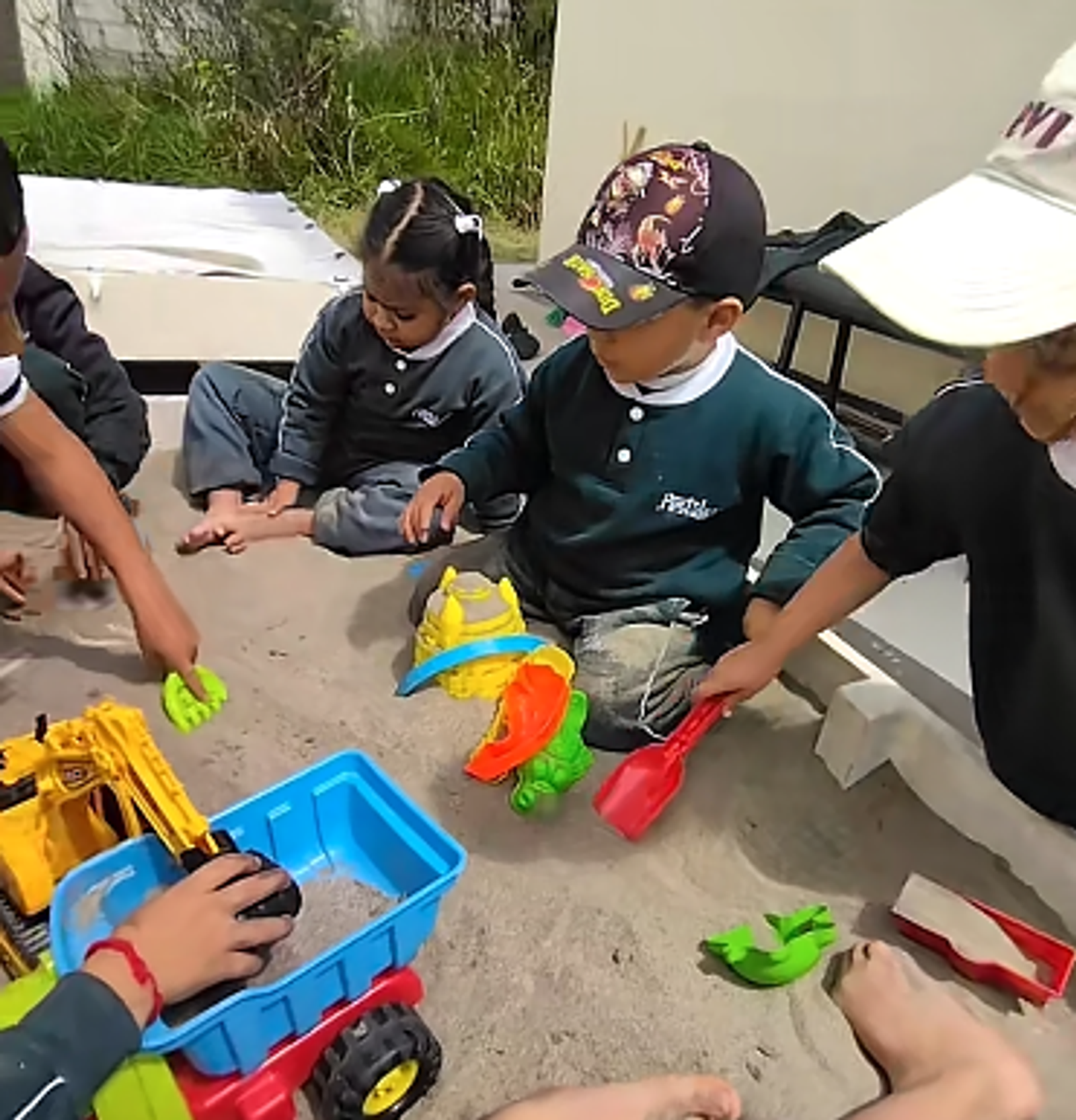 Niños jugando en las canchas