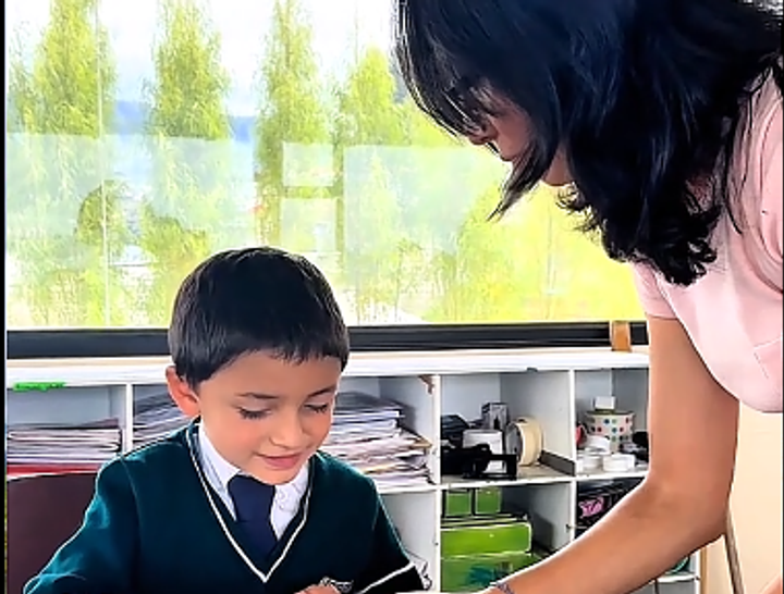 Fachada de la Unidad Educativa Pestalozzi con la bandera del Ecuador