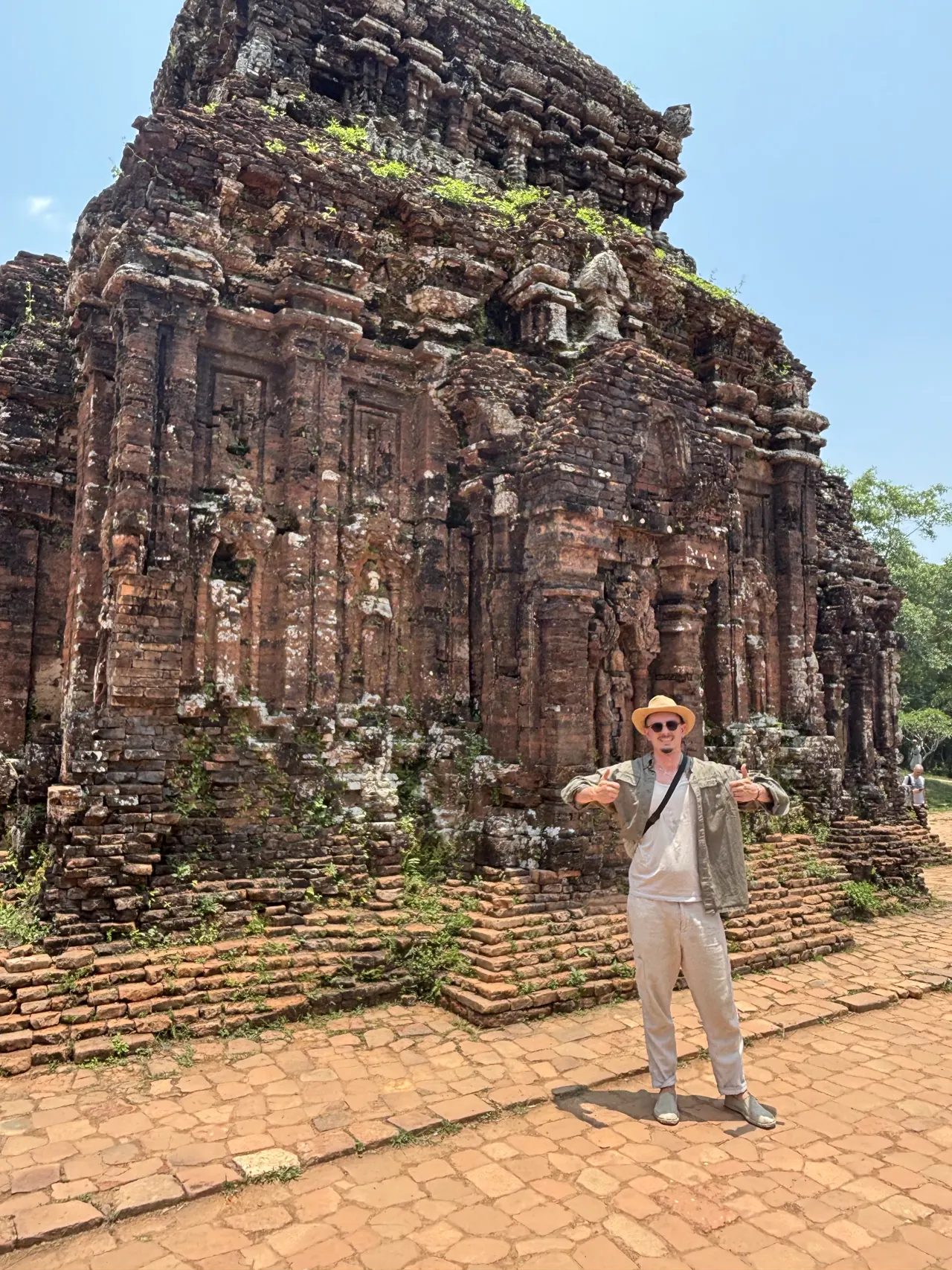 Kevin Otto Lais vor einer historischen Tempelruine auf einer Reise