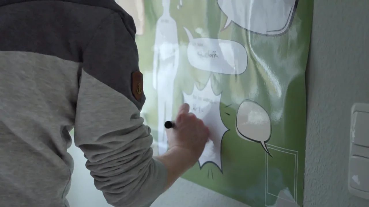 Ein Teilnehmer hält Gedanken auf einem Flipchart fest