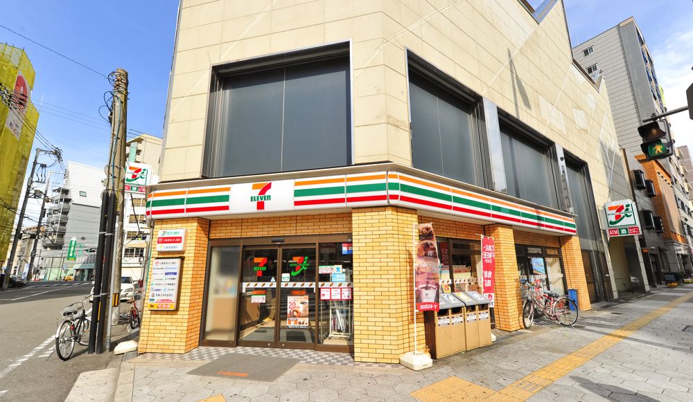 3 minutes walk to a convenience store.