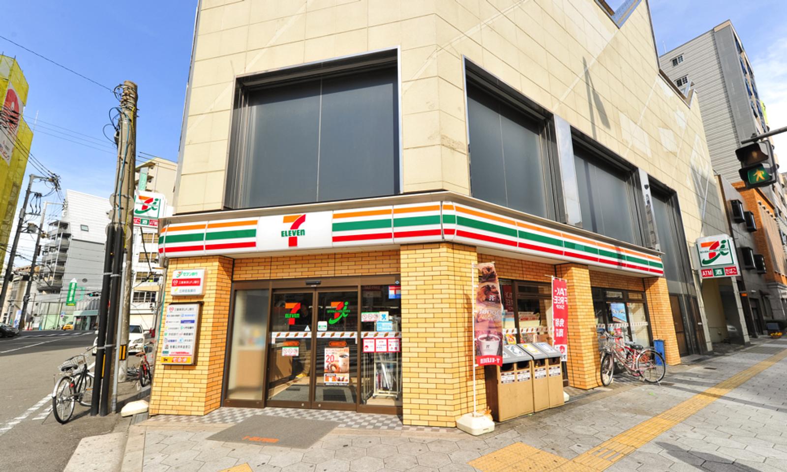 3 minutes walk to a convenience store.