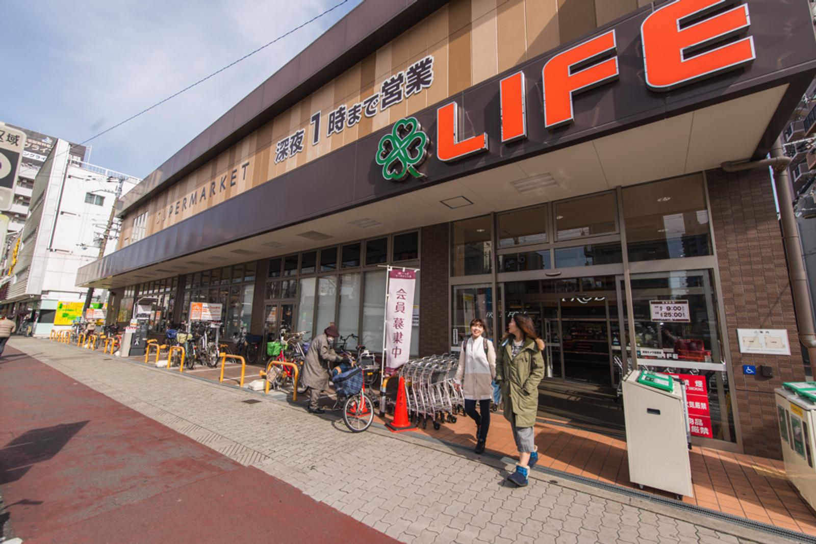 There's also a supermarket right by Showacho Station.