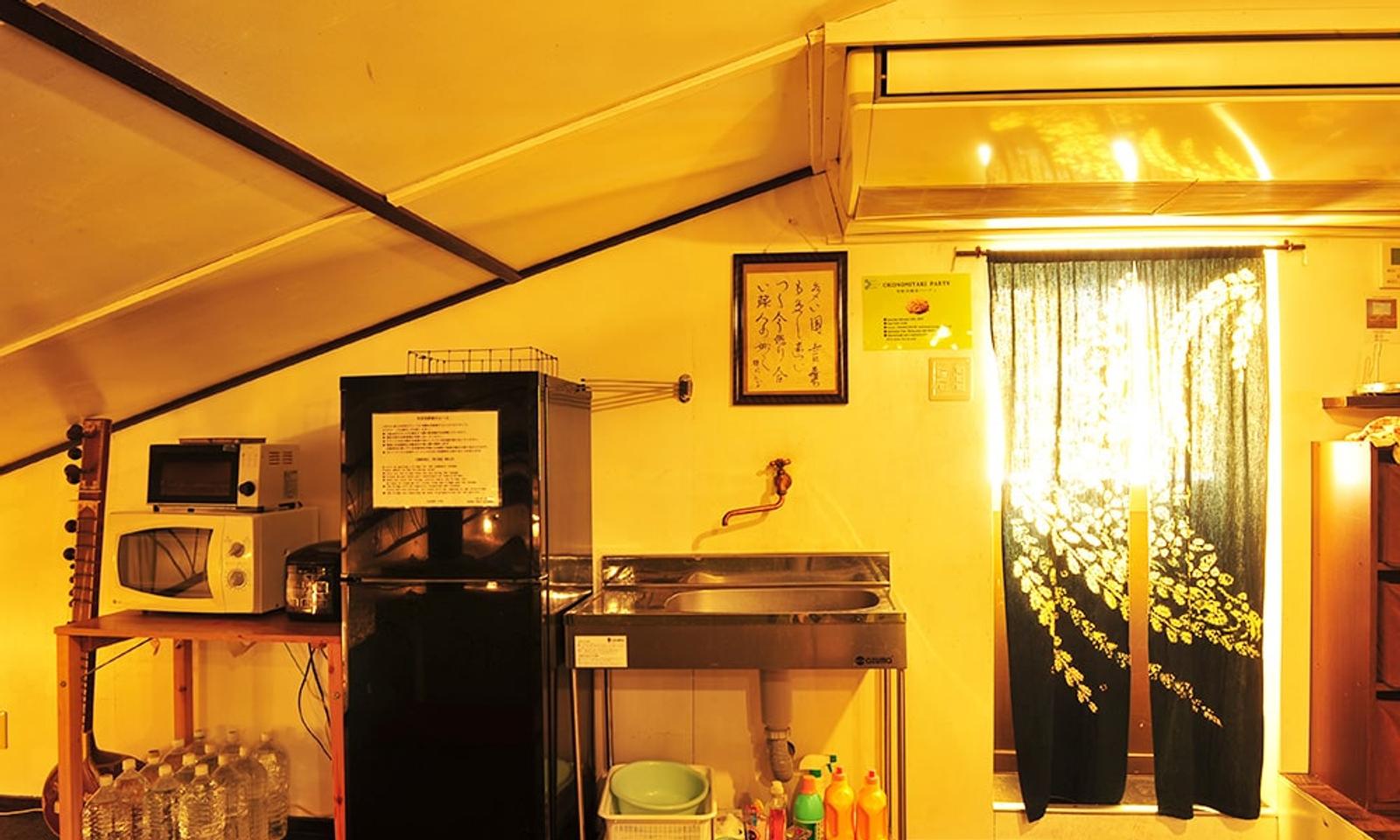 The lounge is equipped with a large air conditioner, very comfortable whether it's summer or winter. There is also a sink.