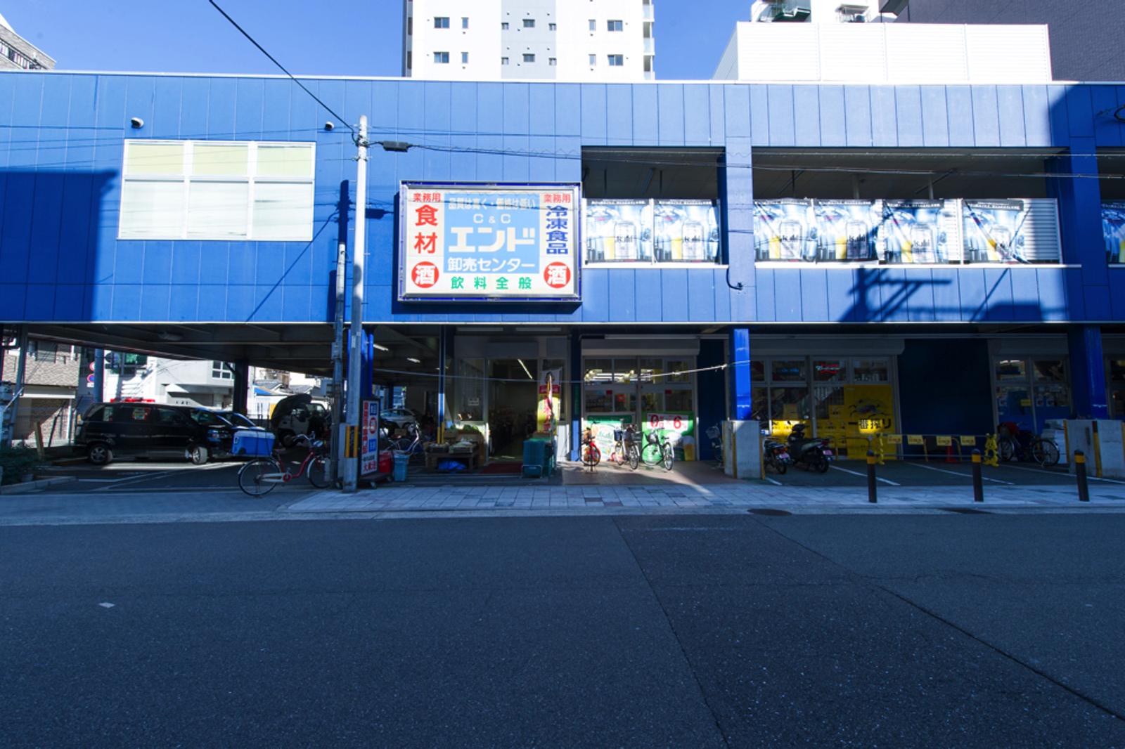 2 minutes walk to a supermarket