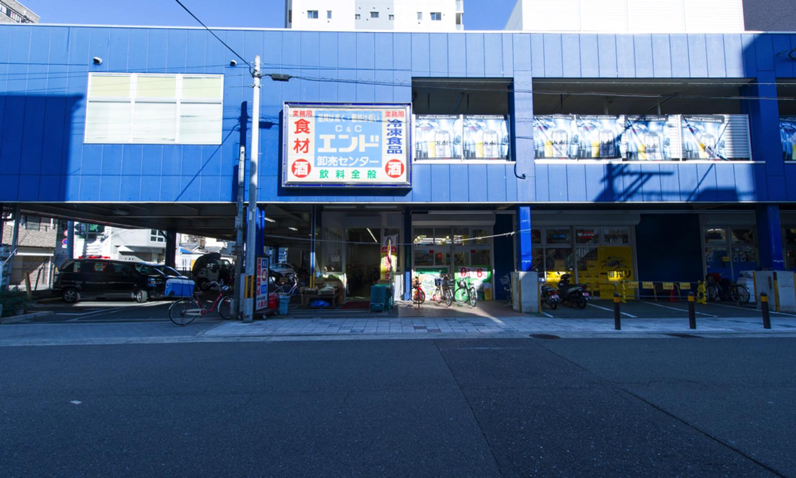 2 minutes walk to a supermarket