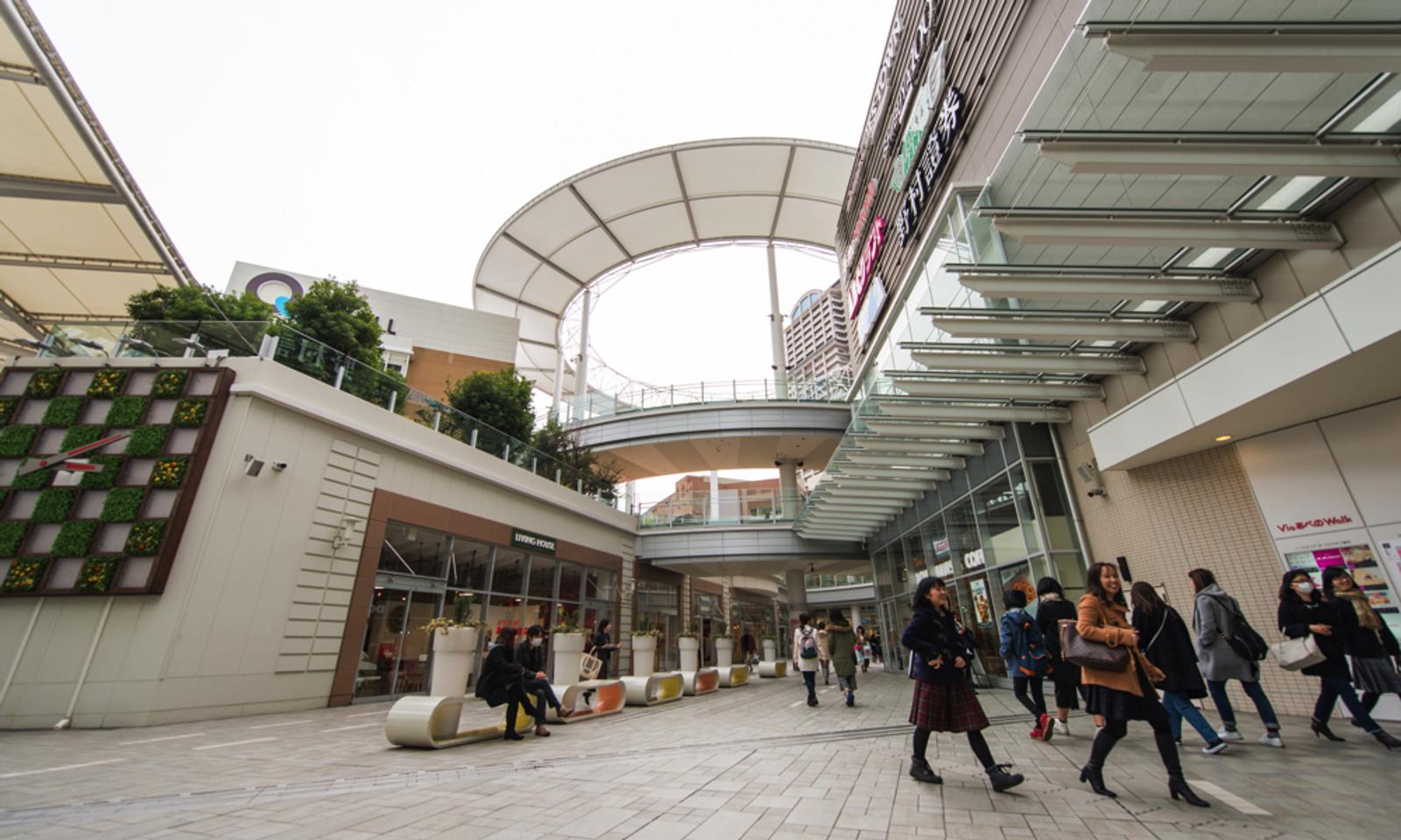 12 minutes walk to one of Osaka's largest shopping malls "Q's mall"