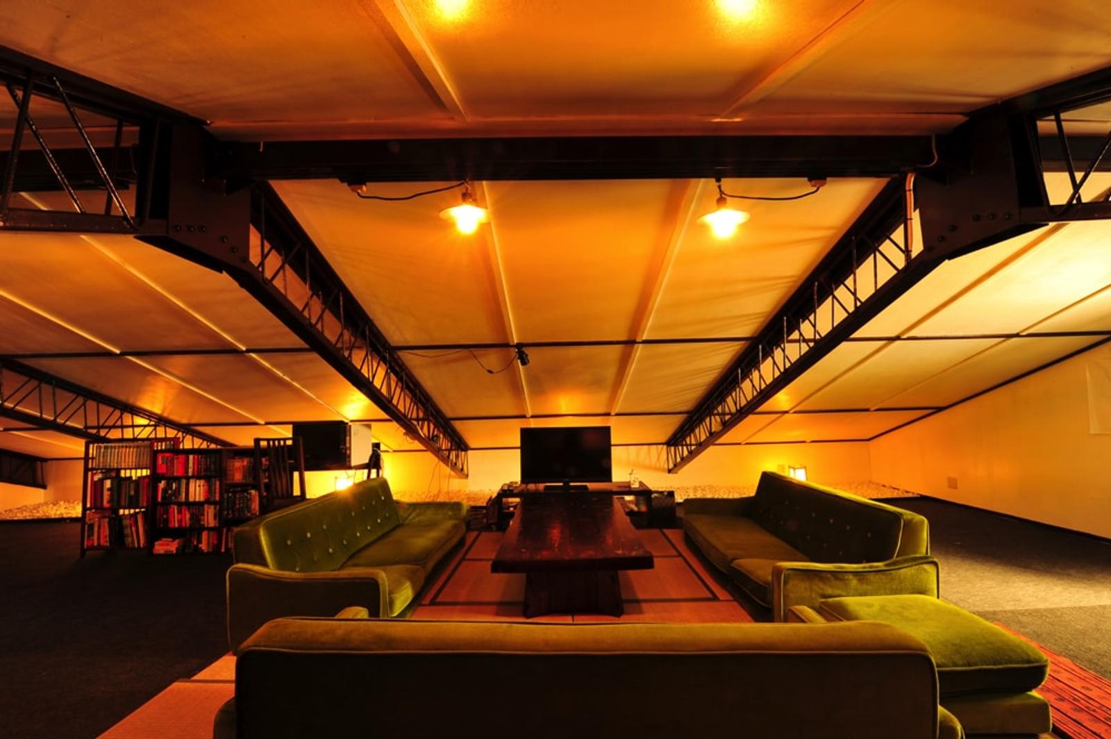 Retro Japanese-style lounge. 100sq.m (1200sq.ft). Open 24 hours