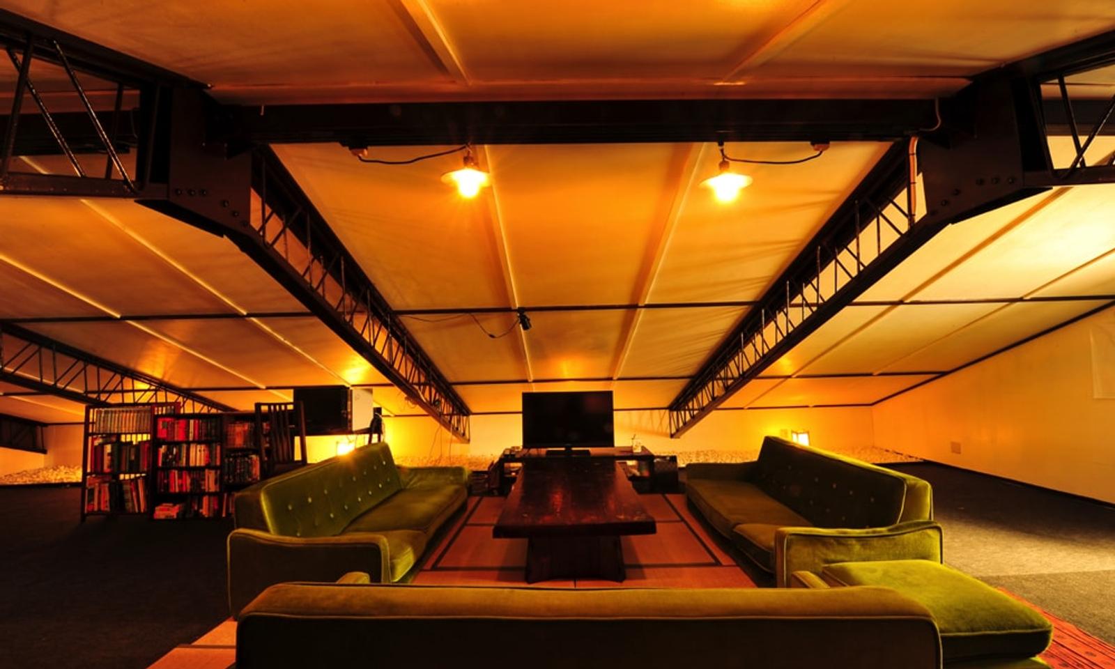 Retro Japanese-style lounge. 100sq.m (1200sq.ft). Open 24 hours