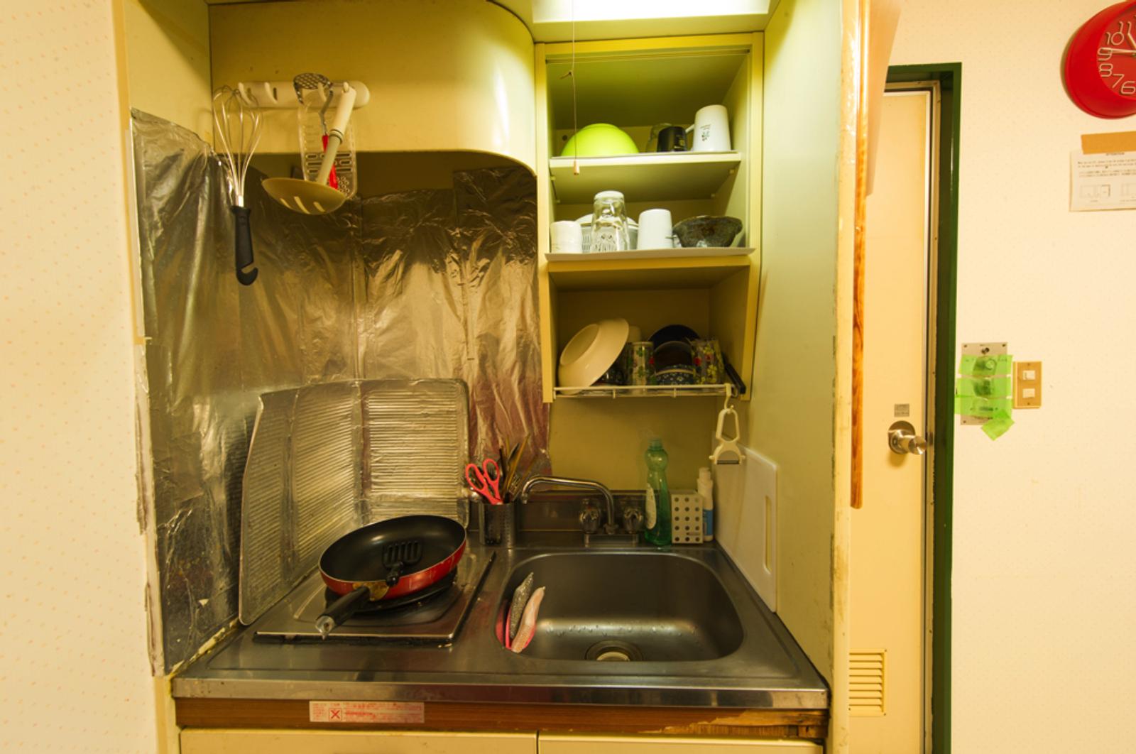 You are free to use all the tablewares.