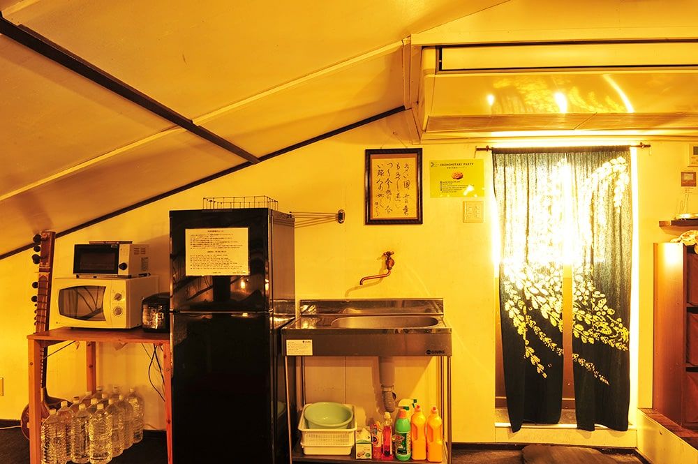 Le salon est équipé d'un grand climatiseur, très confortable que ce soit en été ou en hiver. Il y a également un évier.
