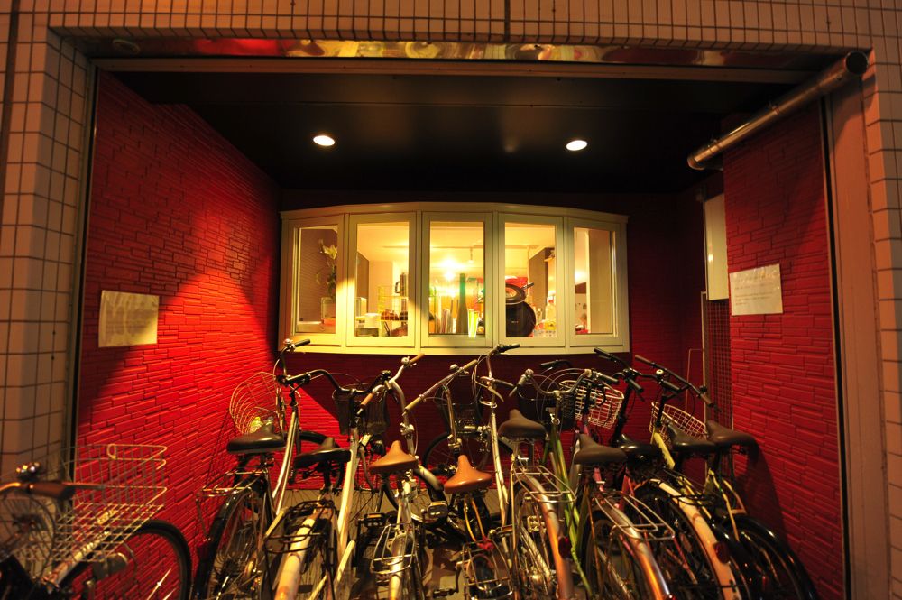 Espace de stationnement pour vélos devant le bâtiment.