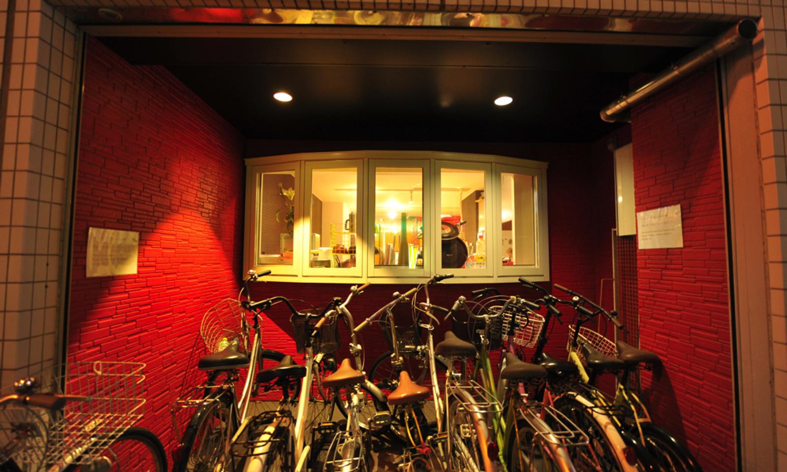 Espace de stationnement pour vélos devant le bâtiment.