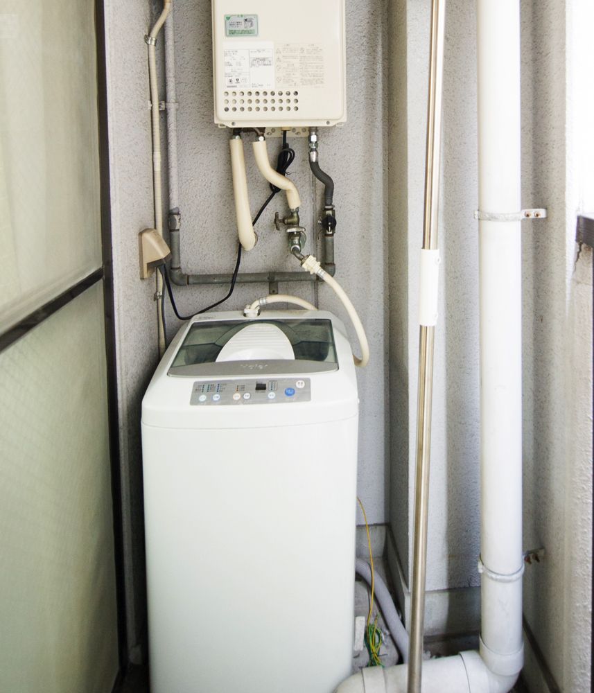 Il y a une machine à laver sur le balcon.