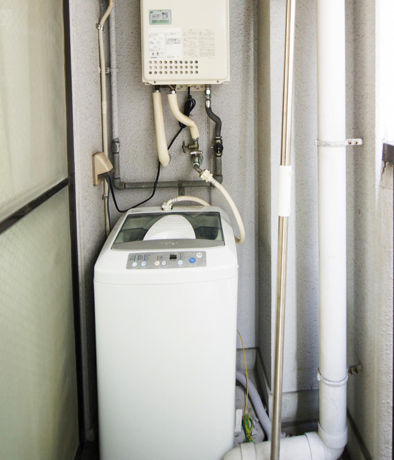 Il y a une machine à laver sur le balcon.