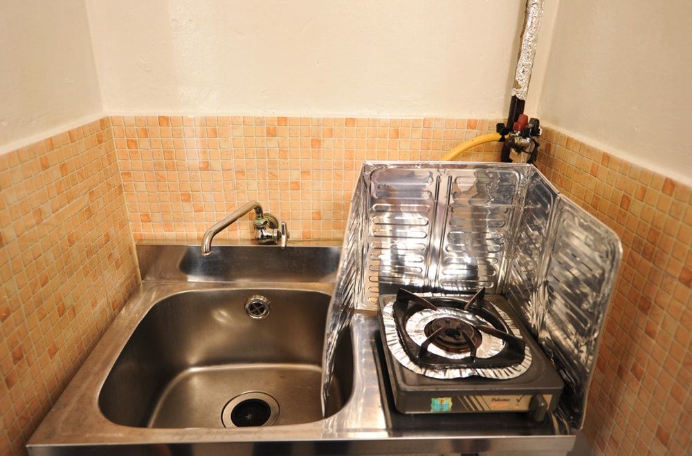 Chaque chambre dispose d'eau et de gaz. Il y a également une cuisinière à gaz.