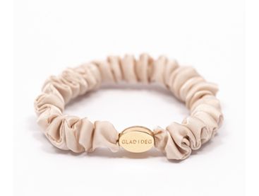 Hårstrikk med teksten Glad i deg. Foto