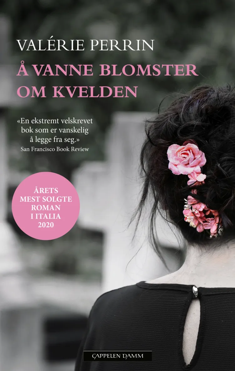 Omslag Å vanne blomster om kvelden av Valérie Perrin (Ebok)
