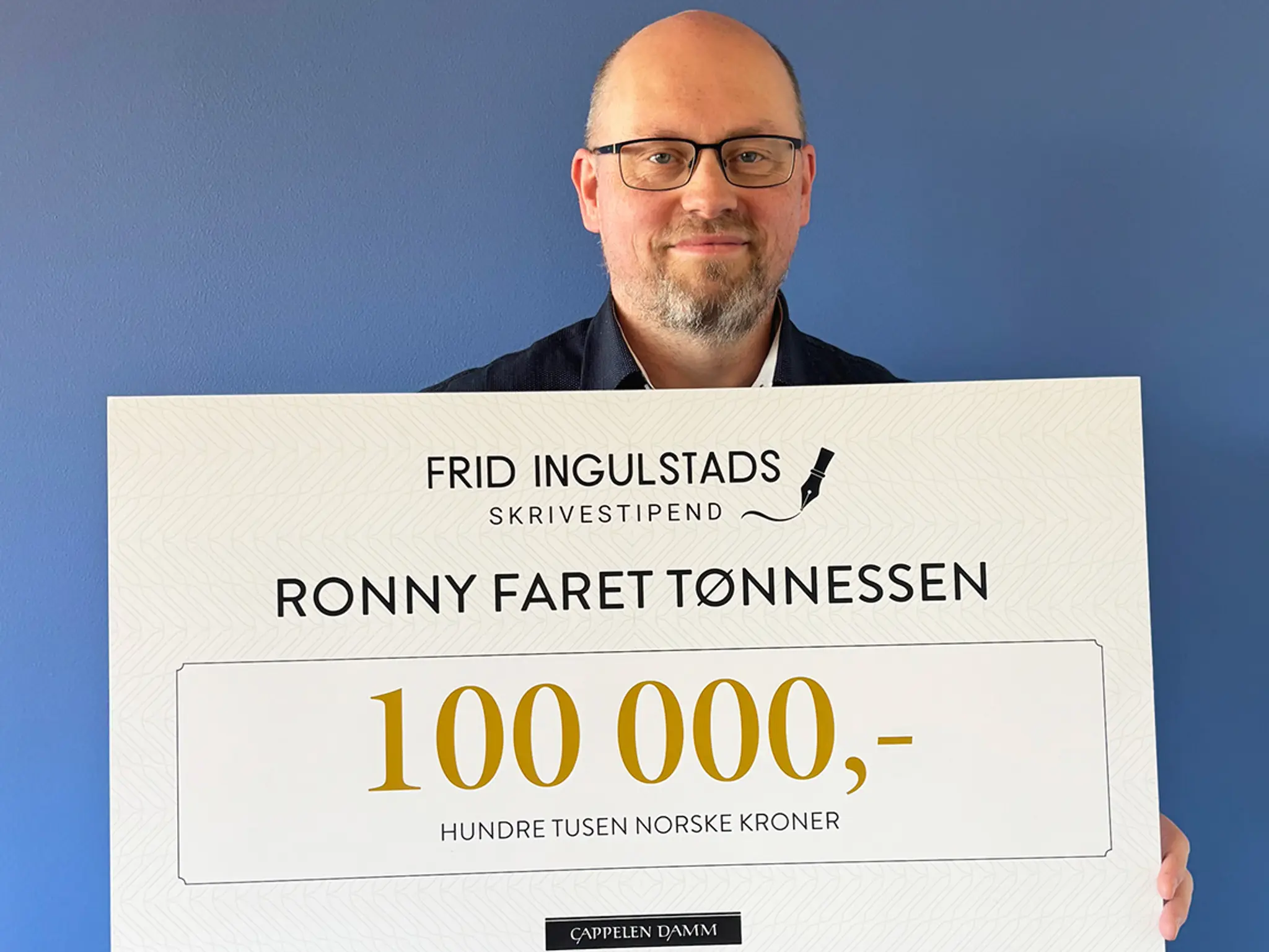 Ronny Faret Tønnessen som mottar stipendet på 100 000 kr.