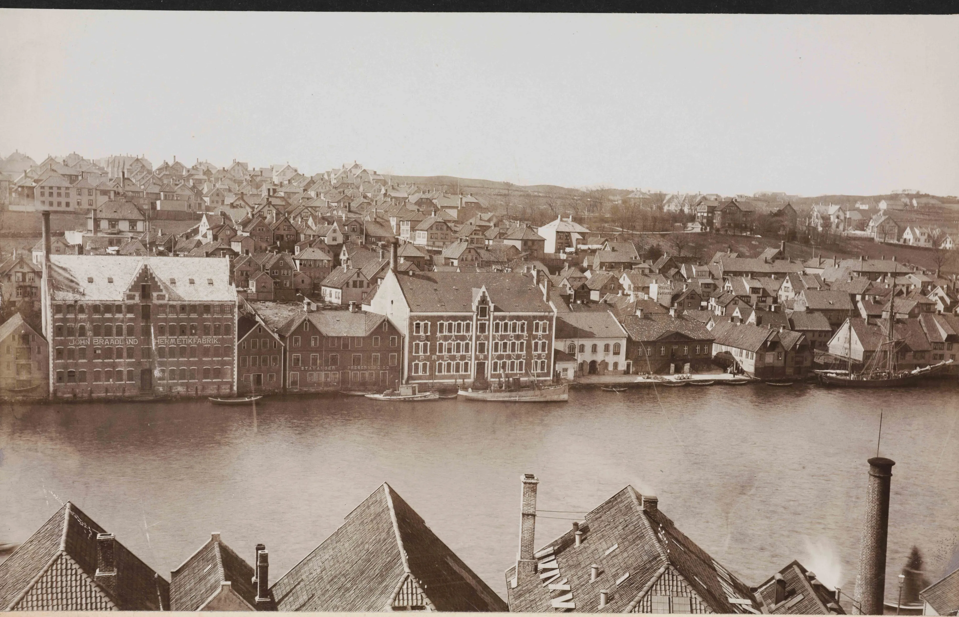 Stavanger ca. 1890. Sjøkanten med flere hermetikkfabrikker.