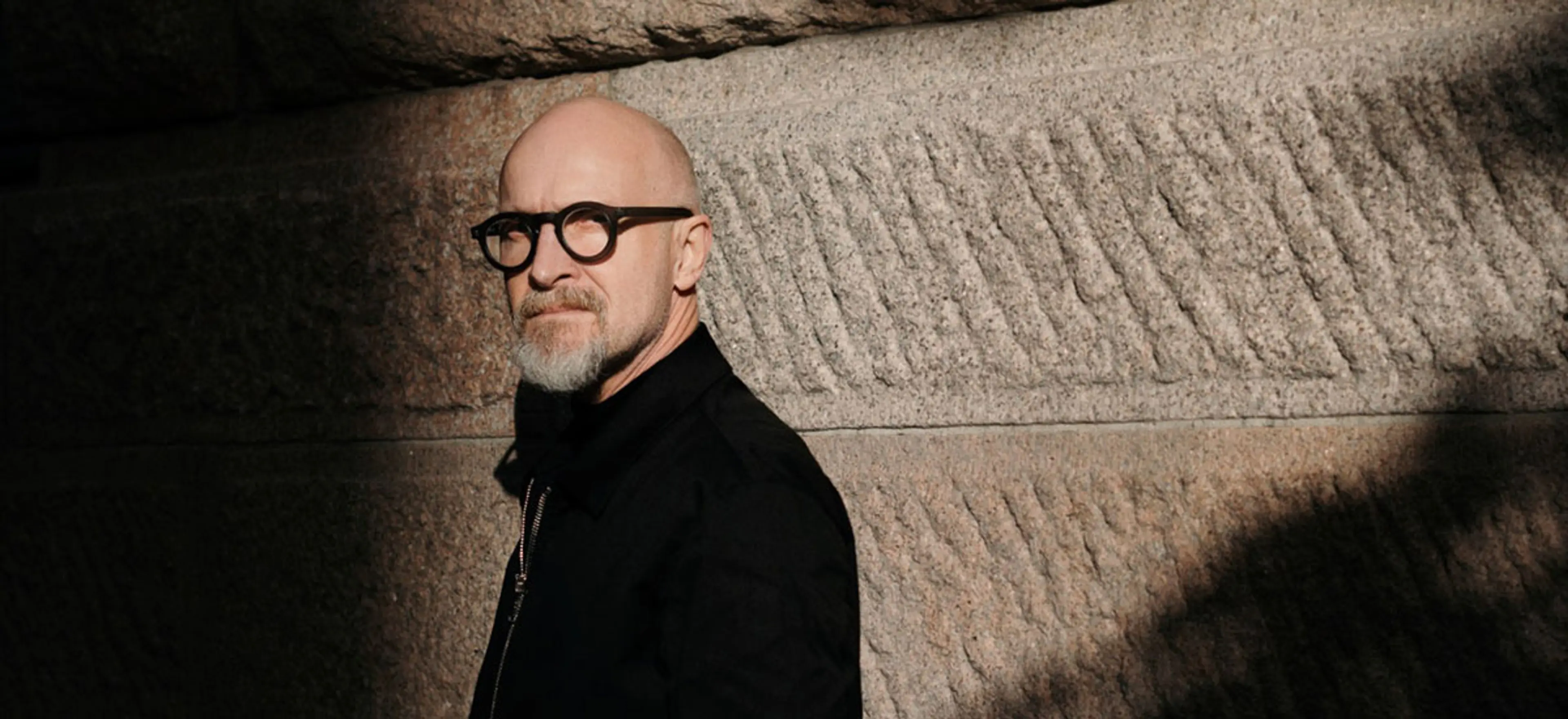 «Jeg merket med denne boken her at det skjedde ting rundt som grep inn i skriveprosessen som gjorde at jeg begynte å reflektere over hele forfatterskapet mitt,» sier Lars Saabye Christensen, her intervjuet av Nils-Øivind Haagensen. (Foto: Anne Valeur)