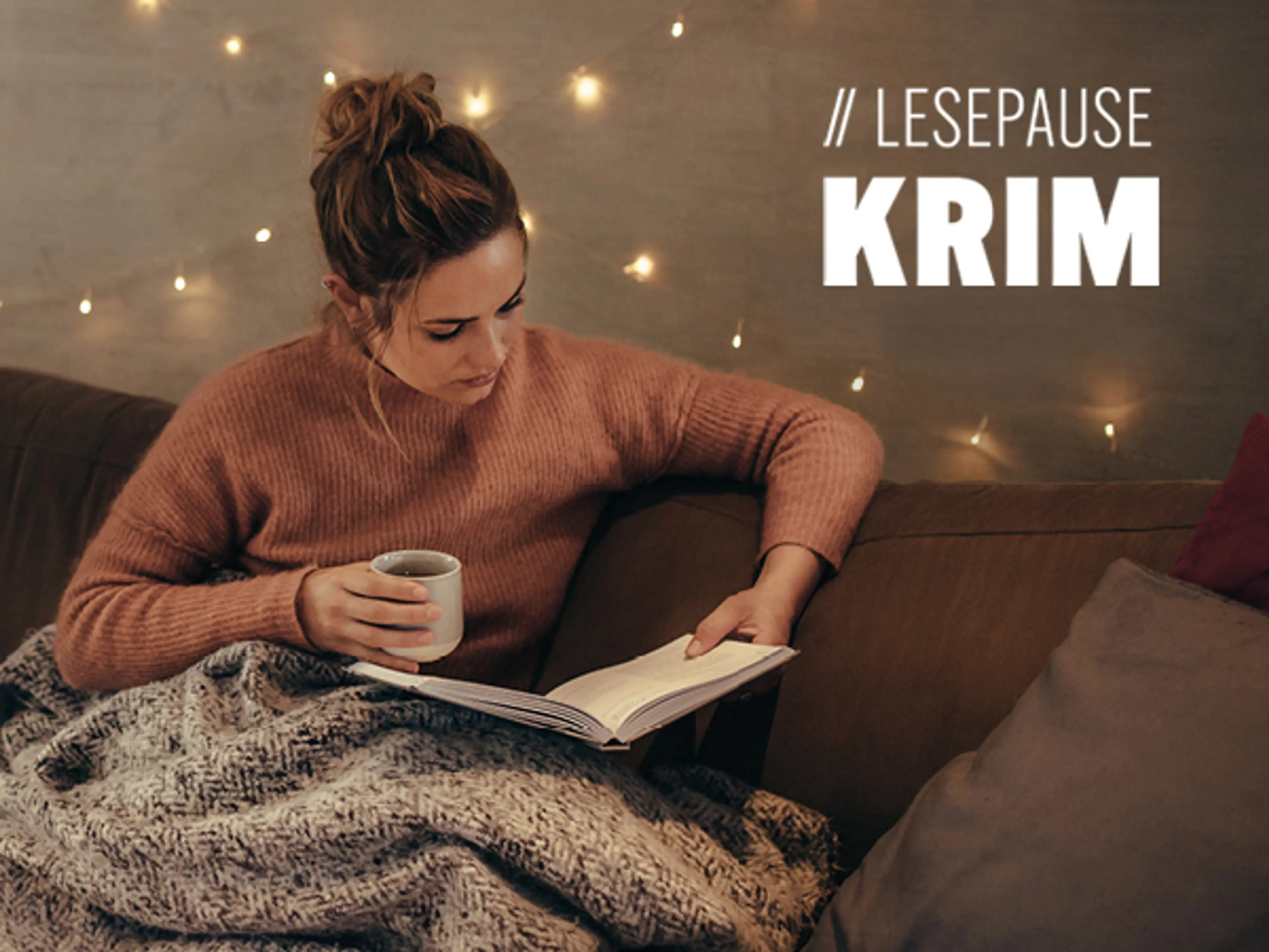 Dame som sitter i sofa og leser bok og logo til Lesepause Krim