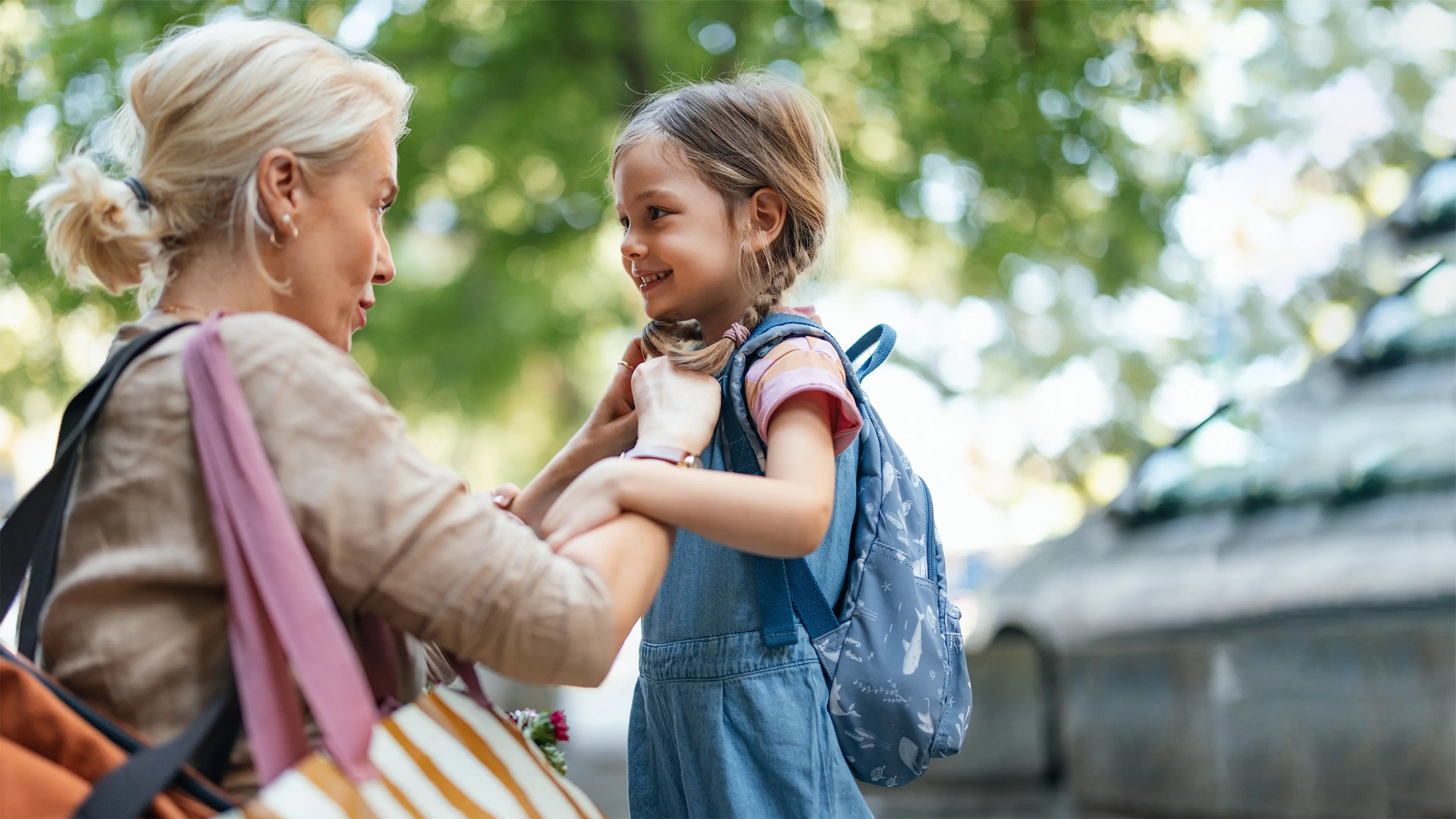 Skolejente med mammaen sin