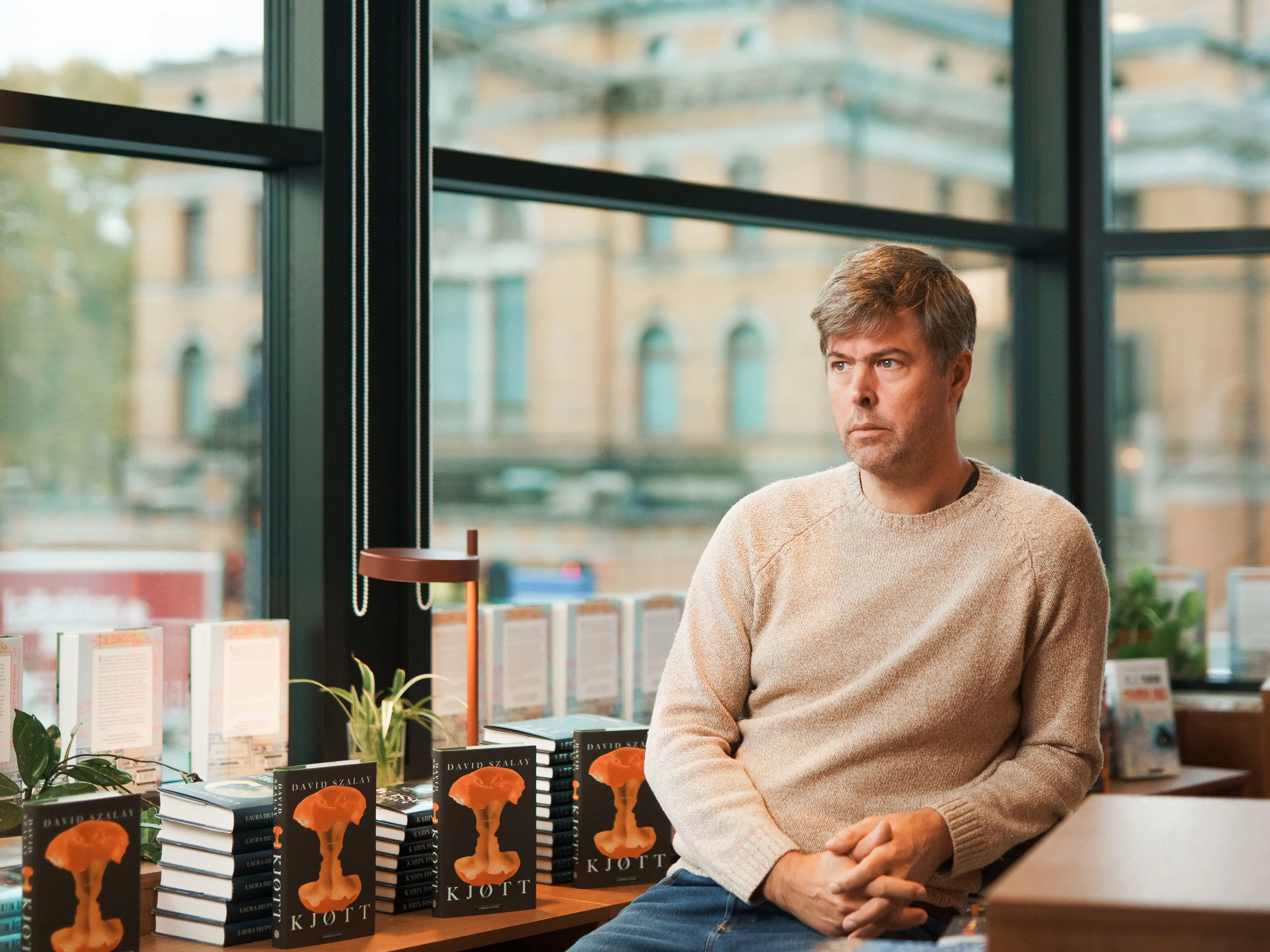 Vinner av Booker-prisen 2025 David Szalay her på norgesbesøk i Cappelen Damms bokkafé Elling.