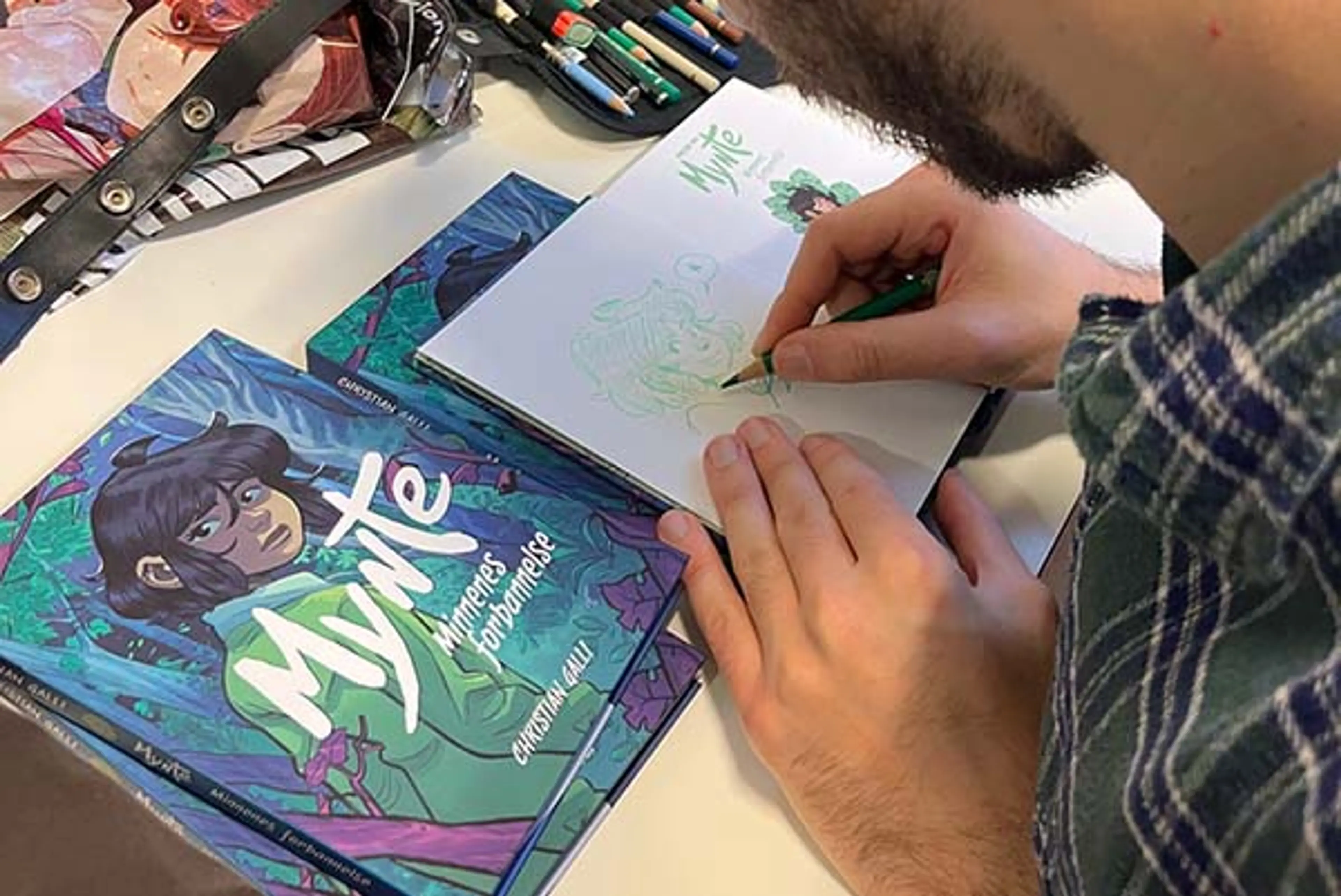 Christian Galli signerer boken Mynte