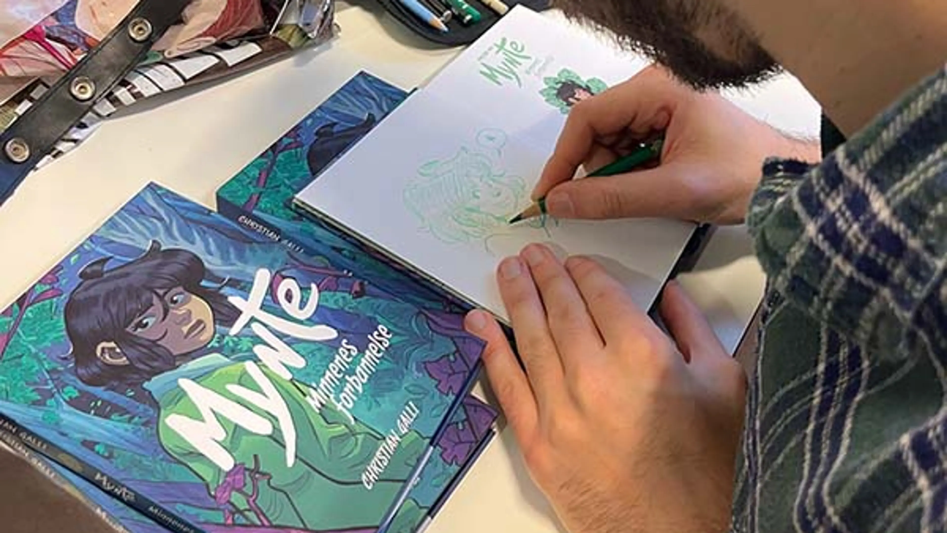 Christian Galli signerer boken Mynte
