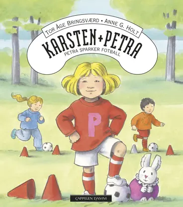 Omslag Karsten og Petra: Petra sparker fotball av Tor Åge Bringsværd (Innbundet)
