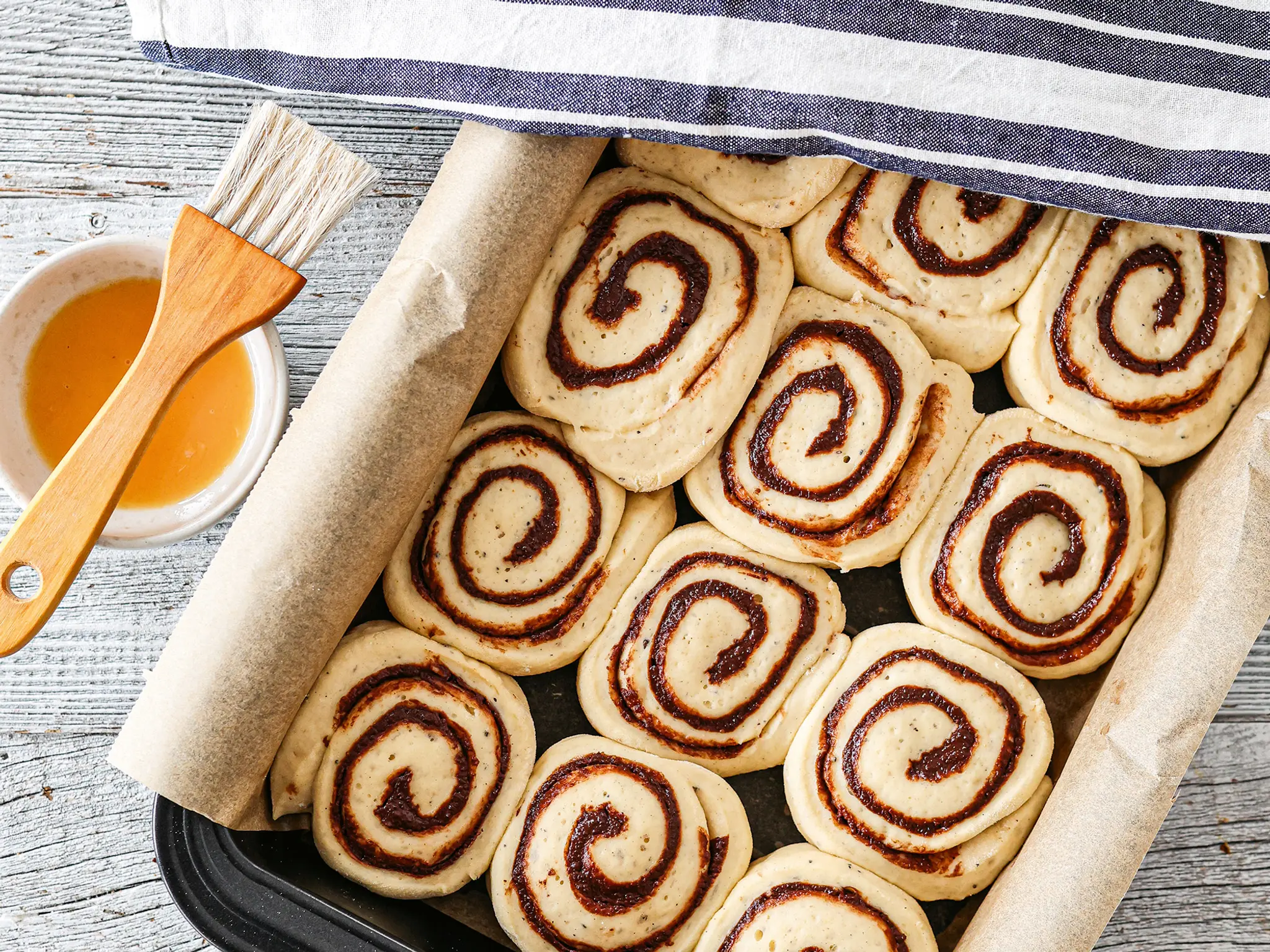 sammenrullede kanelboller i form.
