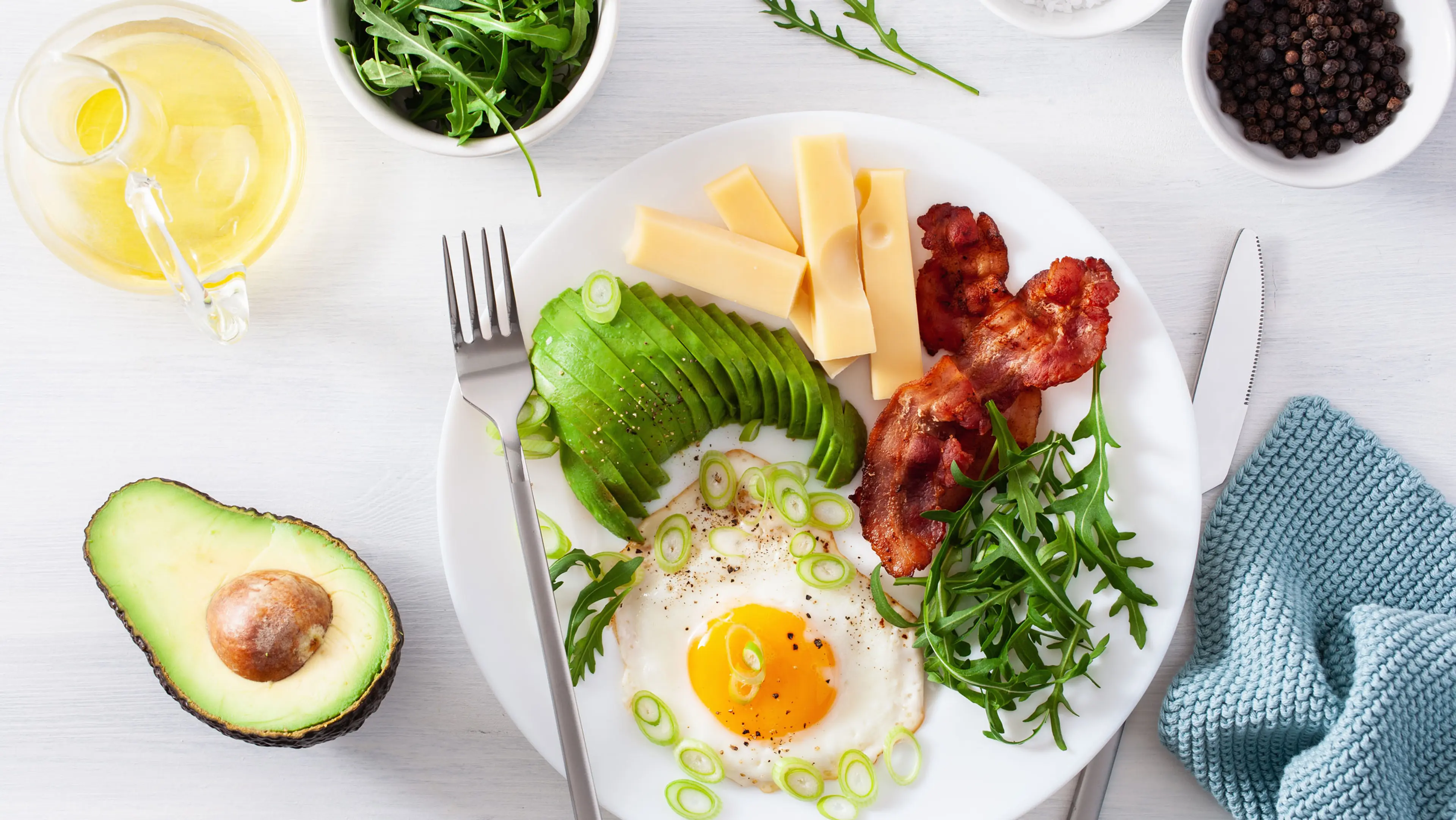 Lavkarbomat består av kjøtt, sjømat, grønnsaker, egg, smør og oljer, enkelte fullfett meieriprodukter, bær, nøtter og noen frukter.