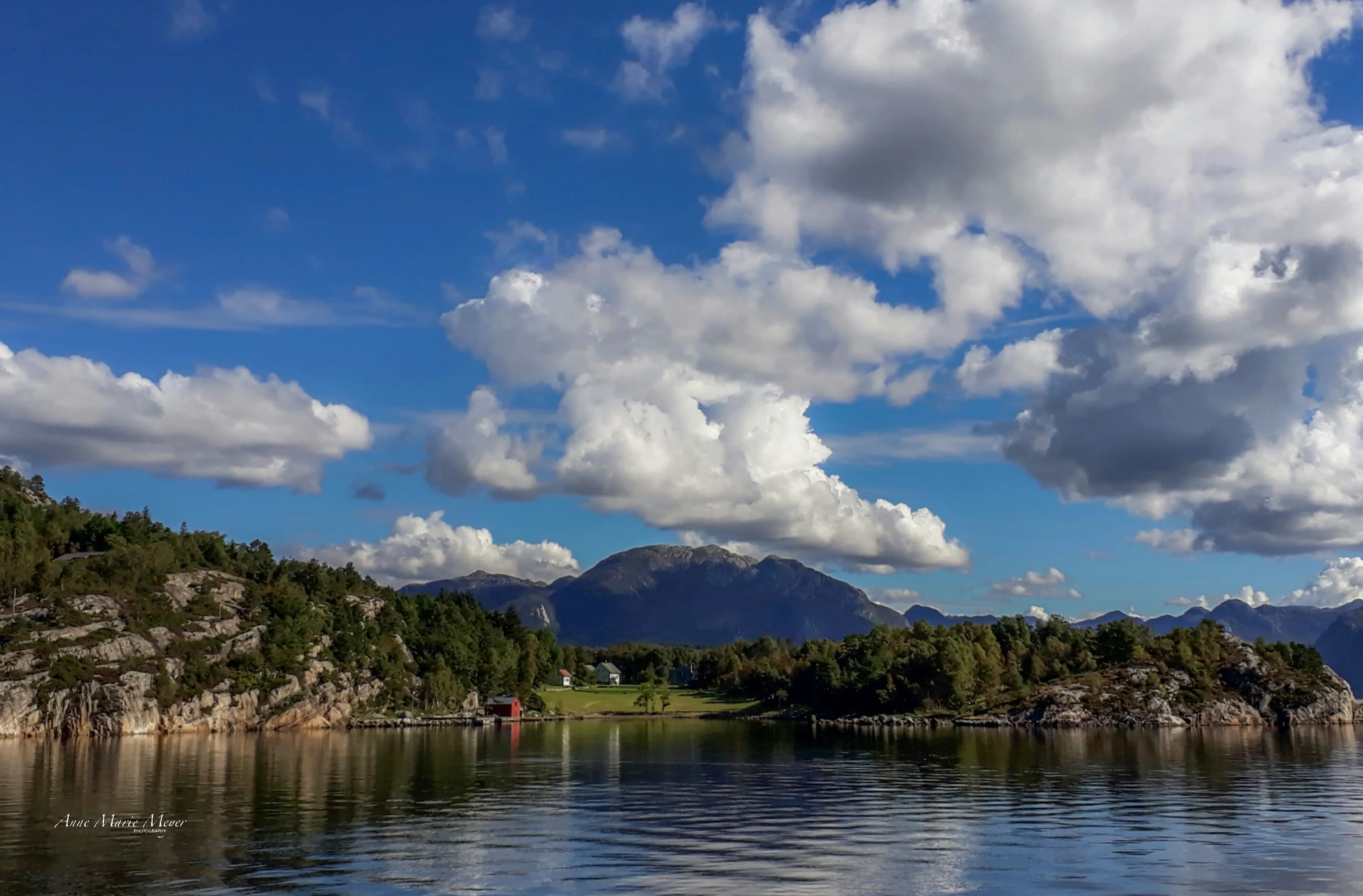 Lysefjorden med sine holmer og skjær før du kommer til storhavet