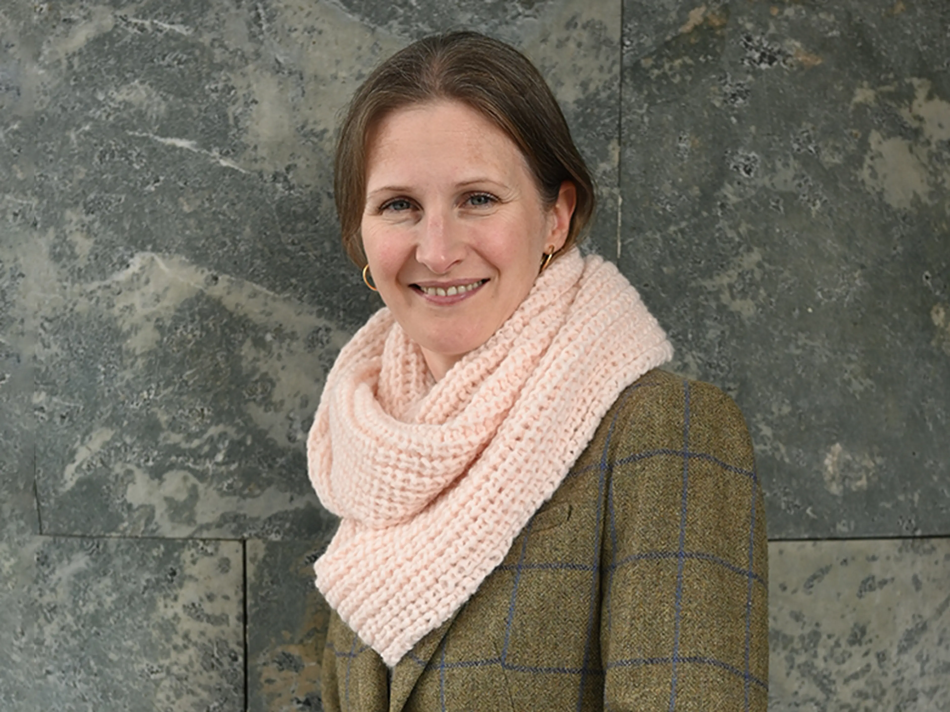 Bilde av kvinne med strikket skjerf