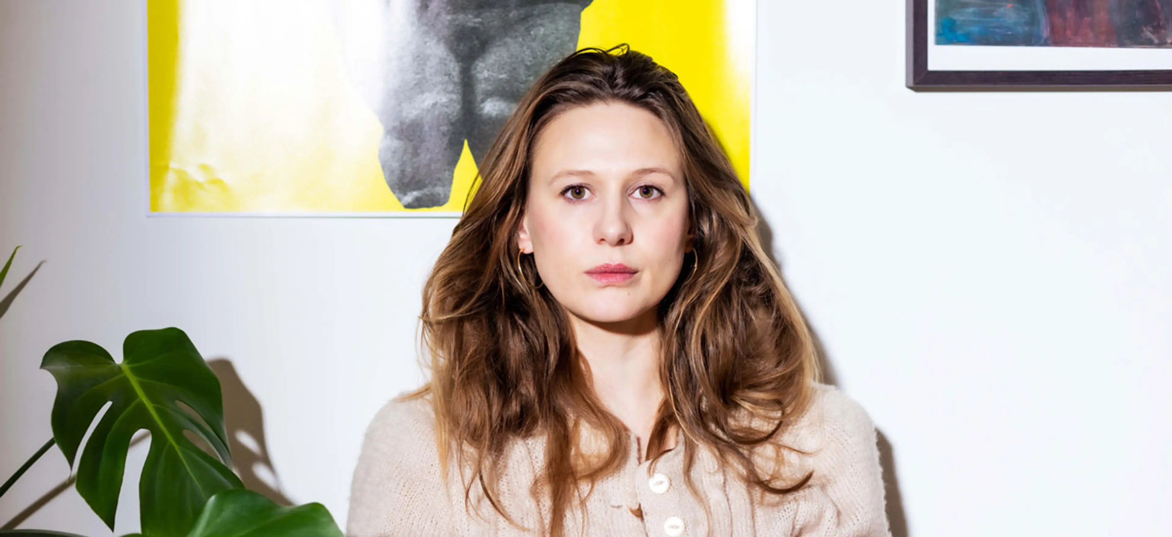 Karakterene i Gine Cornelia Pedersens novellesamling «Åtte» lyver for seg selv og har laget seg forestillinger om hvem de er og hvordan de fungerer i verden. «Å skrive er å holde dommedag over seg selv», siterer forfatteren fra Ibsen. (Foto: Lina Hindrum)