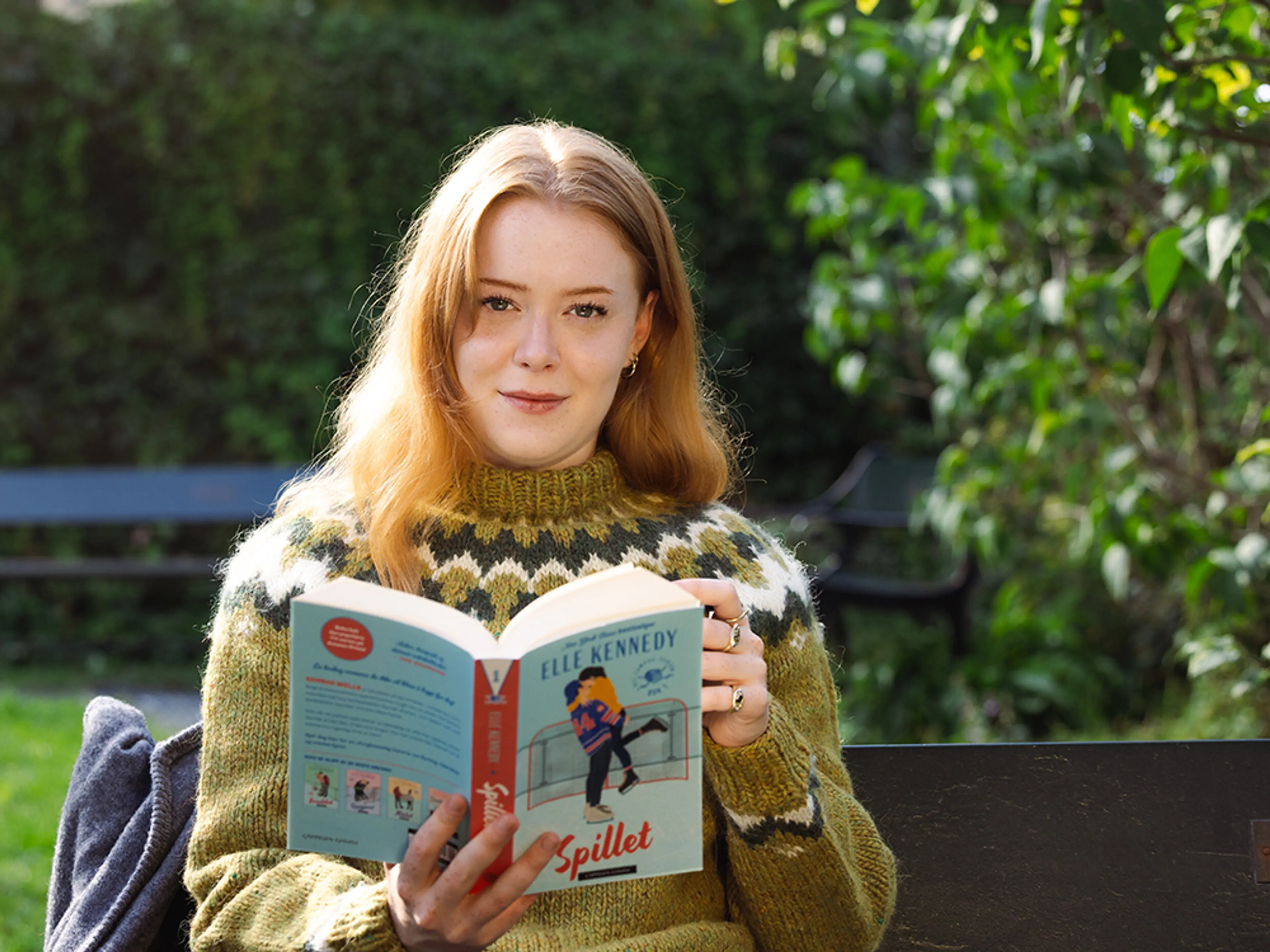 Ung kvinne leser boken Spillet