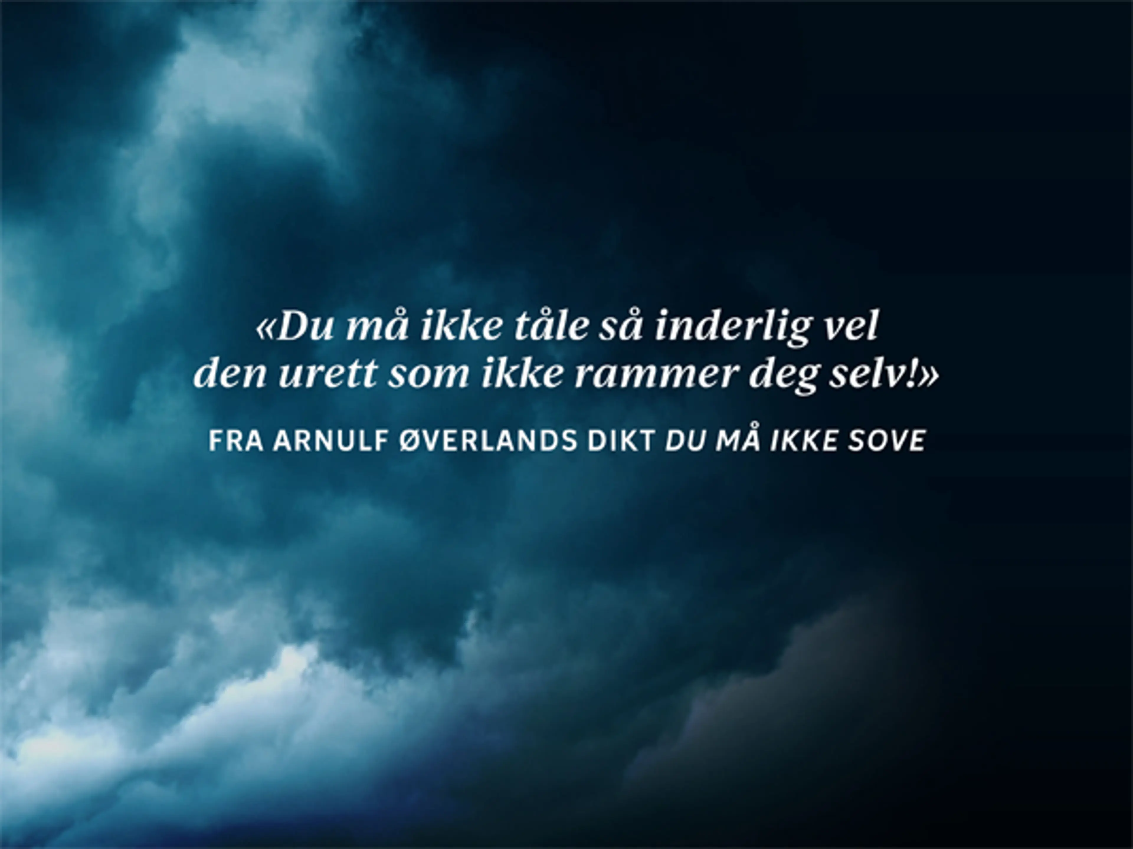 Tekst fra Arnulf Øverland sitt dikt Du må ikke sove på blå bakgrunn med dramatiske skyer