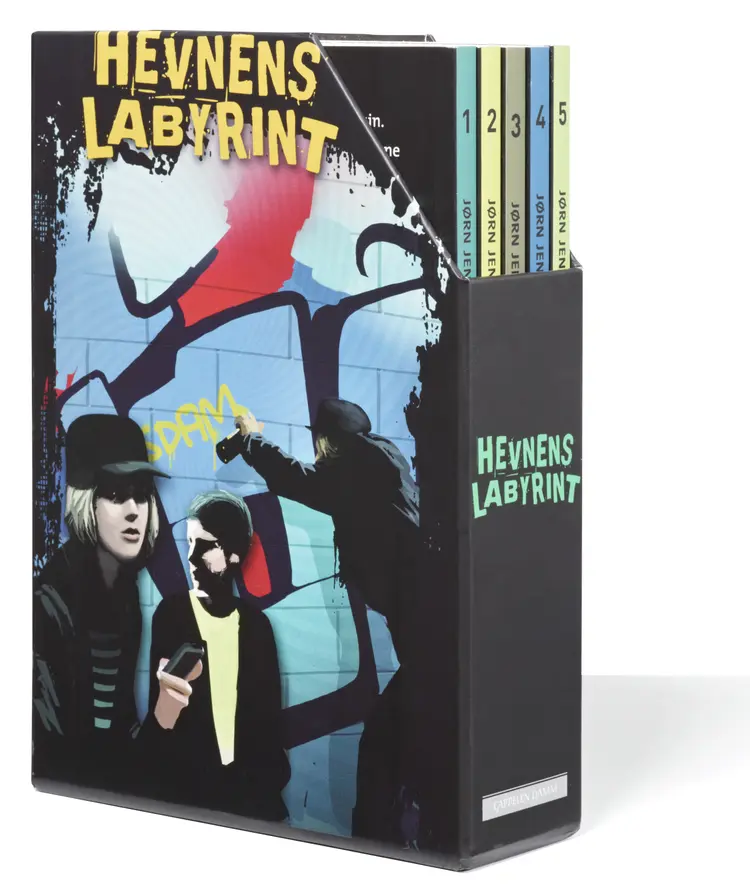 Omslag Hevnens labyrint (boks) av Jørn Jensen (Eske)