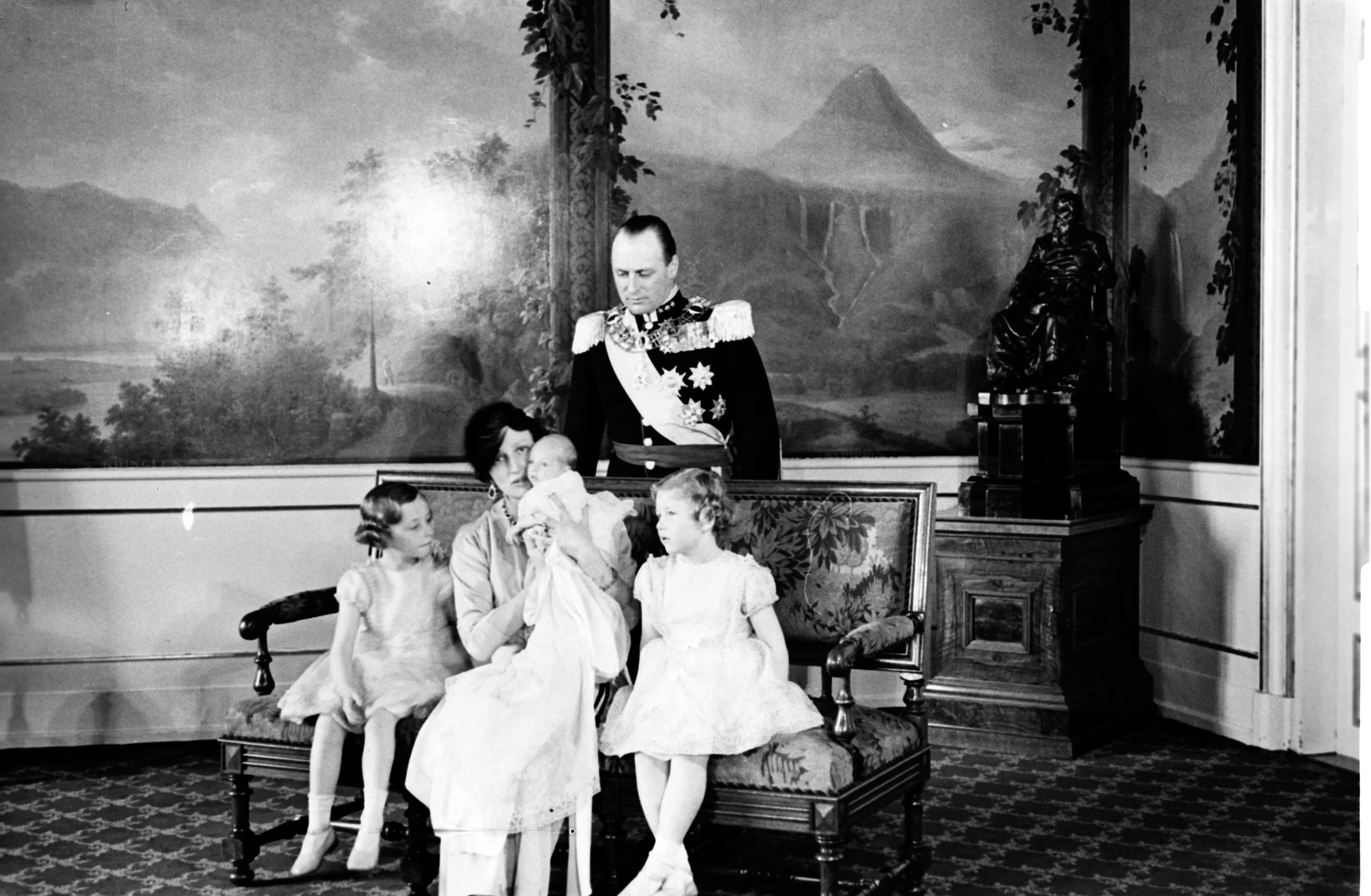 Den kongelige familie med Kronprins Olav, kronprinsesse Märtha, prinsessene Ragnhild og Astrid samt dåpsbarnet Harald. 