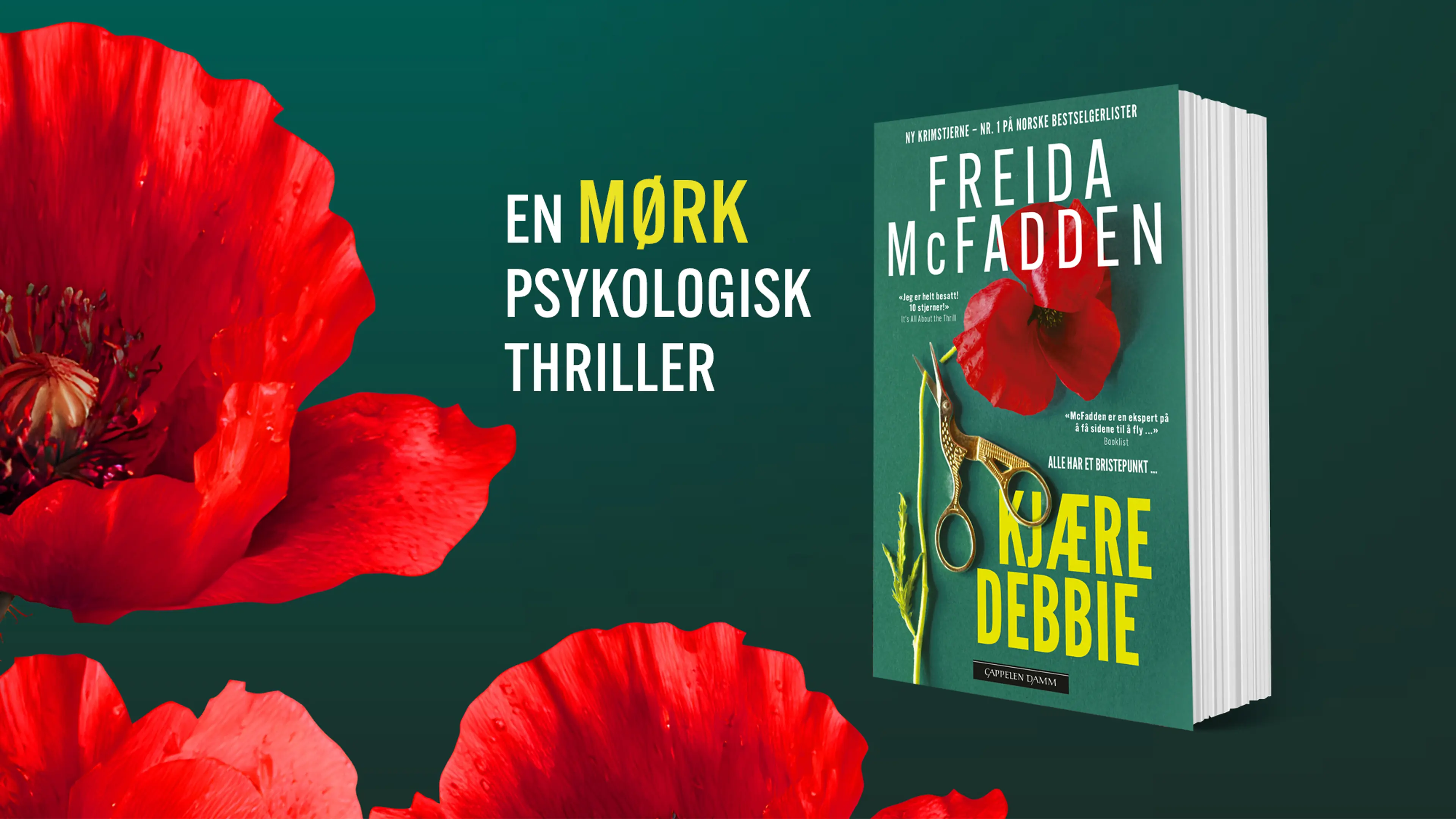 Boken Kjære Debbie på mørkegrønn bakgrunn med store røde valmuer