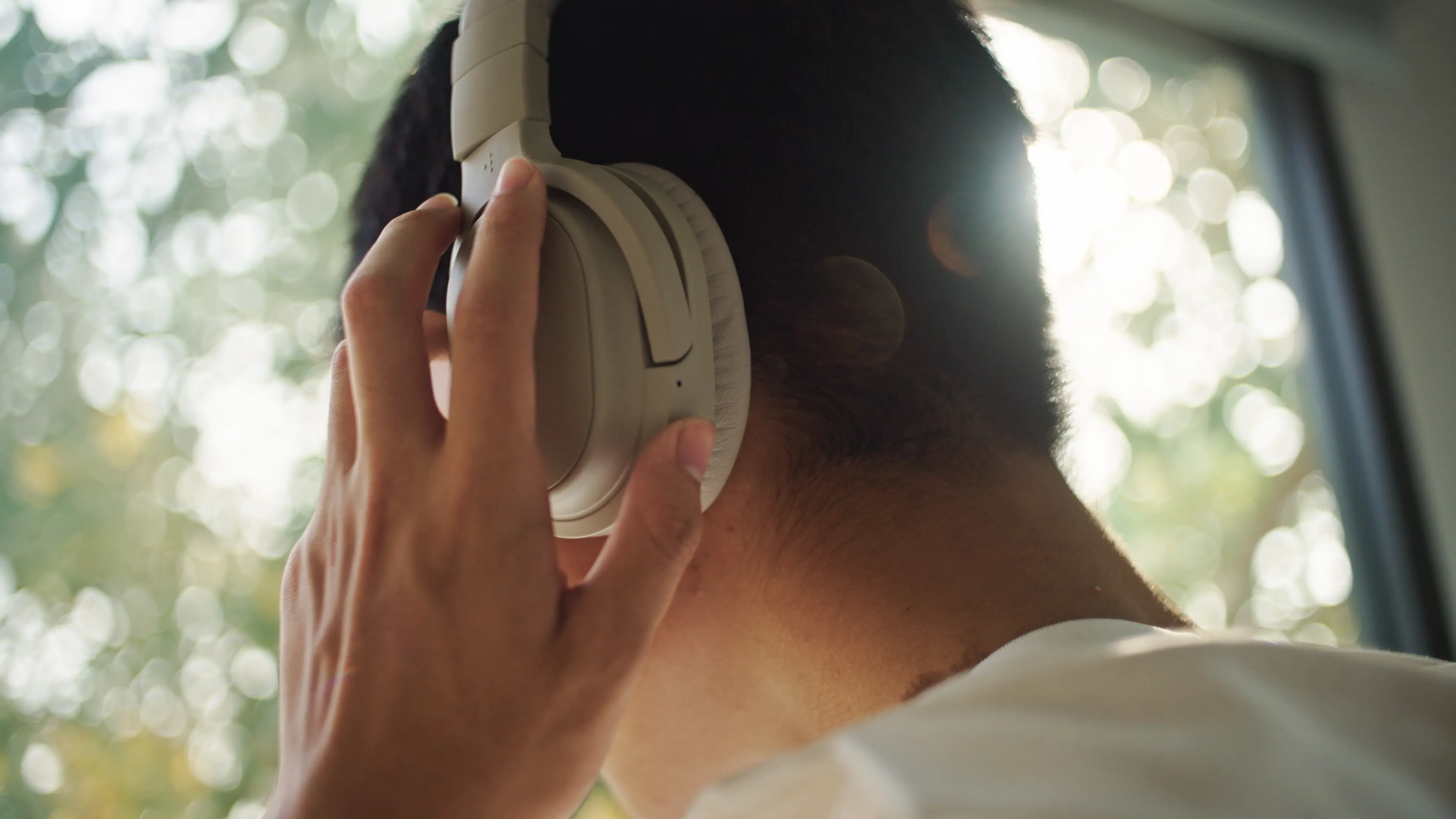ung mann lytter på podkast med headphones