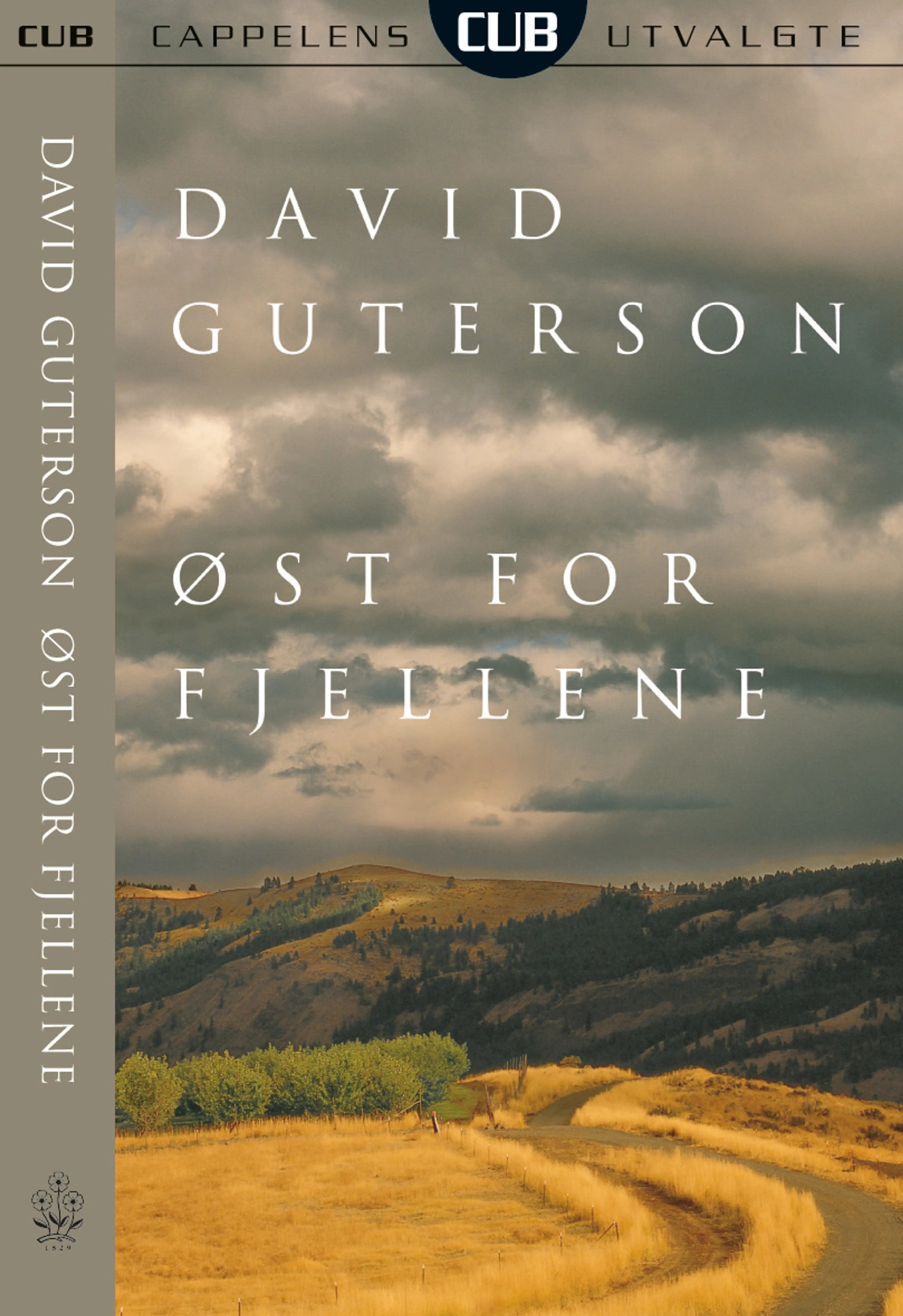 Omslag Øst for fjellene av David Guterson (Heftet)