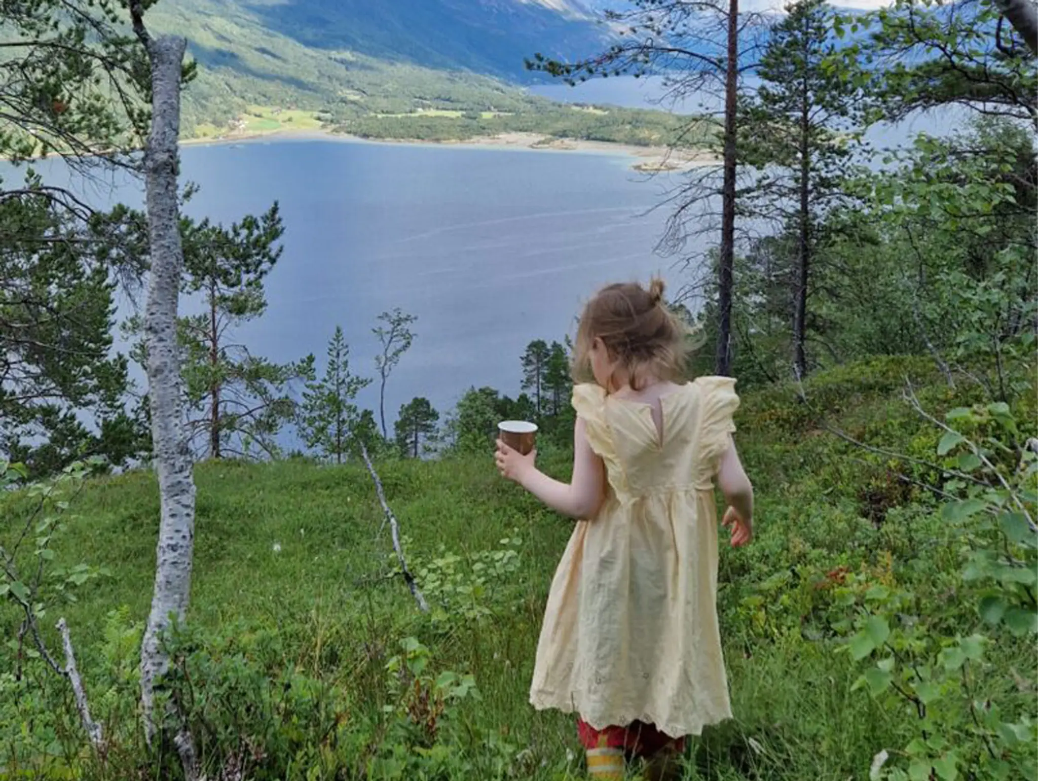 Foto av Olea var ikke mer enn 2 år og 9 måneder da hun gikk på egne føtter opp alle bakkene