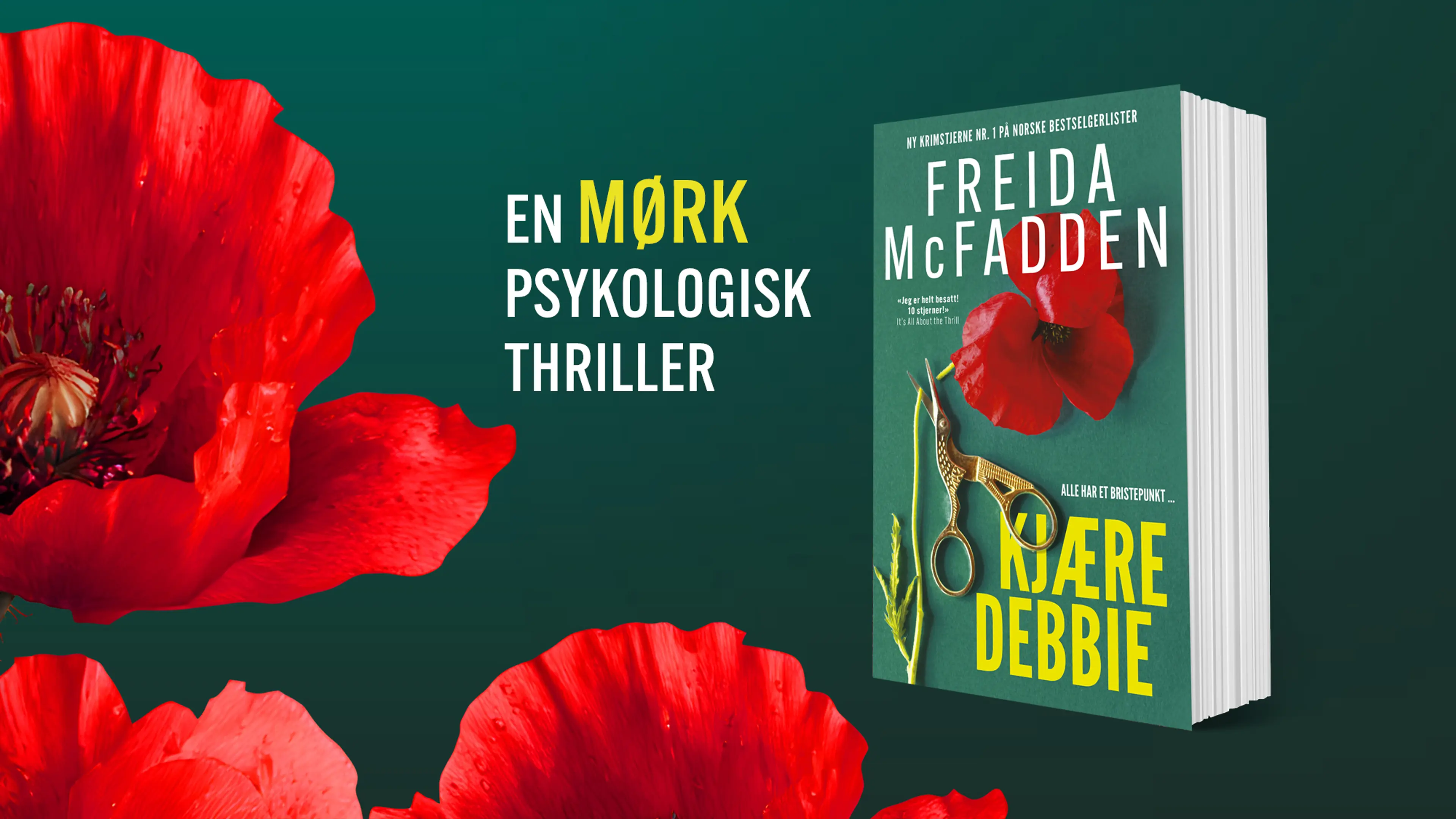 Boken Kjære Debbie på mørkegrønn bakgrunn med store røde valmuer