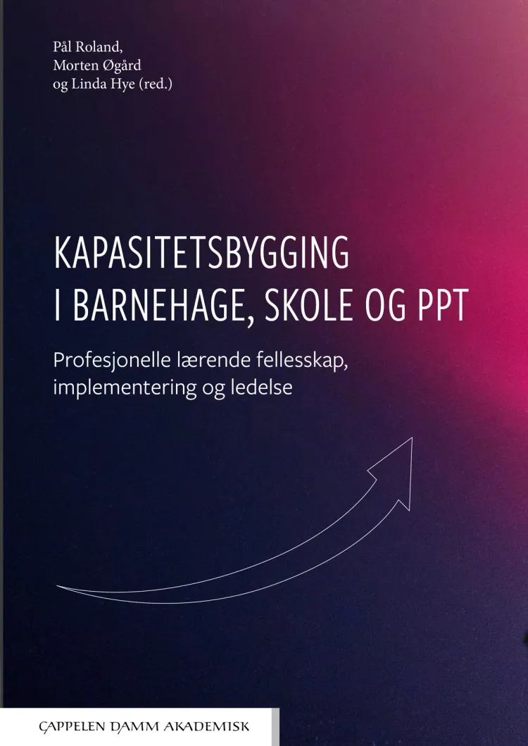 Omslag Kapasitetsbygging i barnehage, skole og PPT av Pål Roland, Morten Øgård og Linda Hye (red.) (Heftet)