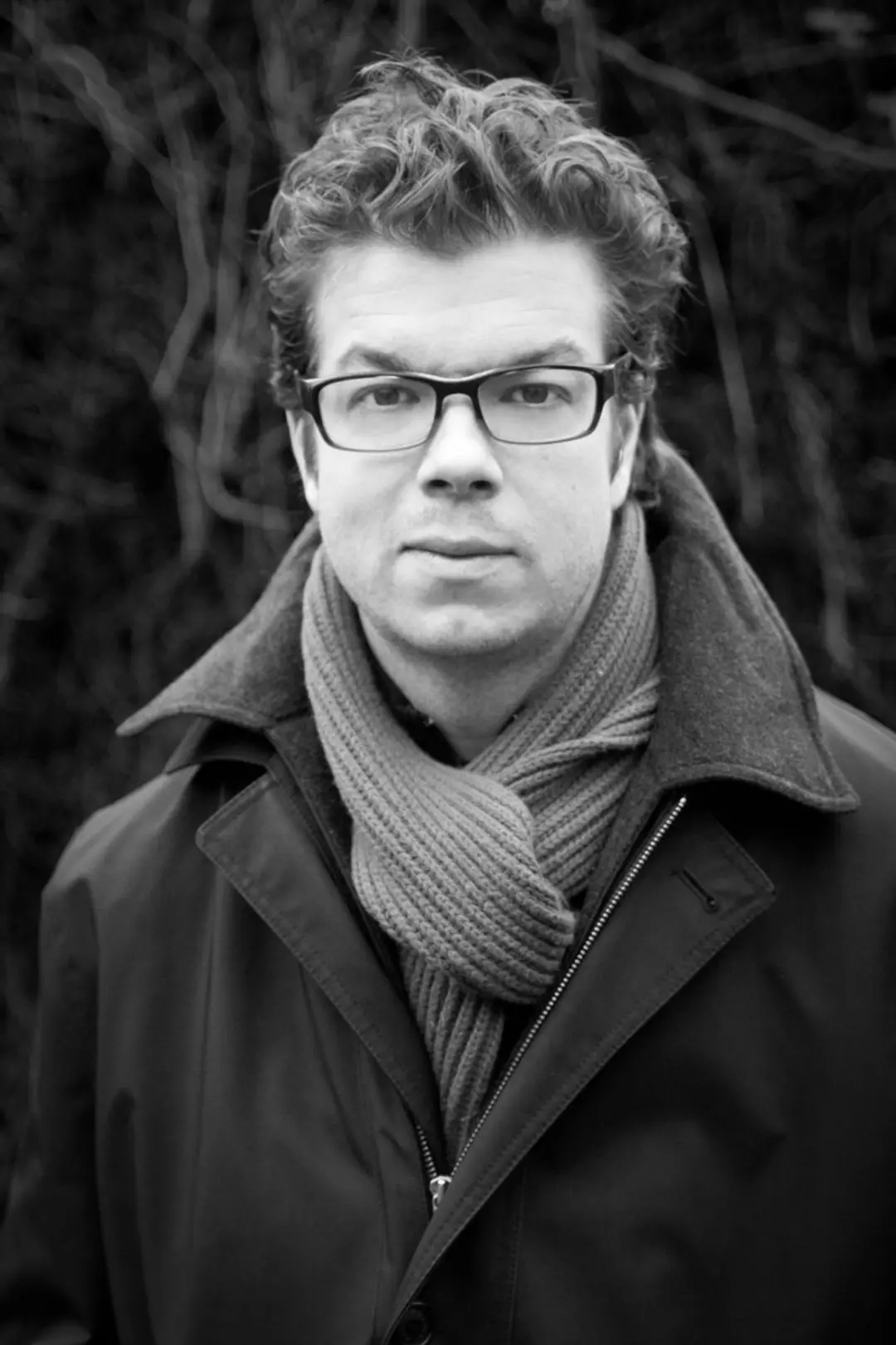 Ben Lerner har tidligere utgitt to kritikerroste romaner, På vei fra Atocha stasjon, (på norsk i 2015) og 10:04 (på norsk i 2016), tre diktsamlinger og essayet Hatet til poesien (på norsk i 2017). Lerner er litteraturprofessor ved Brooklyn College i New York, USA.